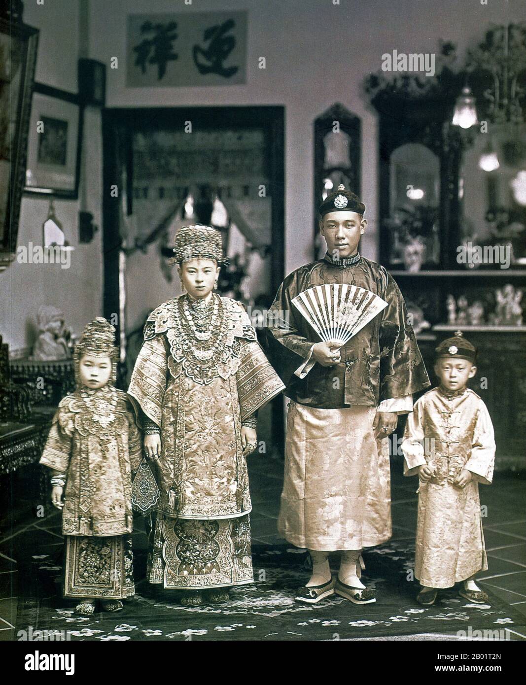 Malesia/Singapore: Una sposa e uno sposo di Peranakan posa per la loro fotografia di matrimonio, Singapore, c. 1930. Peranakan Chinese e Baba-Nyonya sono termini usati per indicare i discendenti degli immigrati cinesi della fine del XV e XVI secolo nell'arcipelago malese-indonesiano di Nusantara durante l'era coloniale. I membri di questa comunità in Malesia si identificano come "Nyonya-Baba" o "Baba-Nyonya". Nyonya è il termine per le femmine e Baba per i maschi. Si applica in particolare alle popolazioni etniche cinesi degli insediamenti dello stretto britannico della Malesia e dell'isola di Giava controllata dagli olandesi. Foto Stock