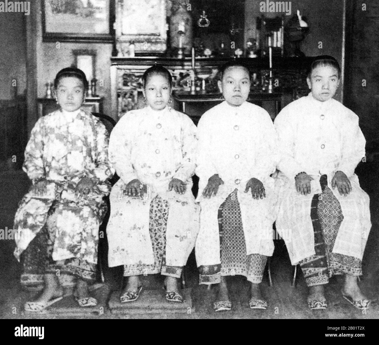 Singapore/Malaysia: Quattro giovani donne Peranakan, Singapore, 1910. Peranakan Chinese e Baba-Nyonya sono termini usati per indicare i discendenti degli immigrati cinesi della fine del XV e XVI secolo nell'arcipelago malese-indonesiano di Nusantara durante l'era coloniale. I membri di questa comunità in Malesia si identificano come "Nyonya-Baba" o "Baba-Nyonya". Nyonya è il termine per le femmine e Baba per i maschi. Si applica in particolare alle popolazioni etniche cinesi degli insediamenti dello stretto britannico della Malesia e dell'isola di Giava controllata dagli olandesi e di altre località. Foto Stock