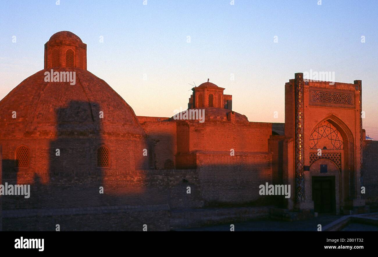 Uzbekistan: Il sole tramonta sulle cupole dell'Amir Alim Khan Madrassa, Bukhara. L'emiro Said Mir Mohammed Alim Khan (3 gennaio 1880 – 28 aprile 1944) è stato l'ultimo emiro della dinastia Manghit, l'ultima dinastia regnante dell'Emirato di Bukhara in Asia centrale. Sebbene Bukhara fosse un protettorato dell'Impero russo dal 1873, l'emiro presiedette gli affari interni del suo emirato come monarca assoluto e regnò dal 3 gennaio 1911 al 30 agosto 1920. Bukhara fu fondata nel 500 a.C. nell'area ora chiamata Arca. Tuttavia, l'oasi di Bukhara era stata abitata molto tempo prima. Foto Stock