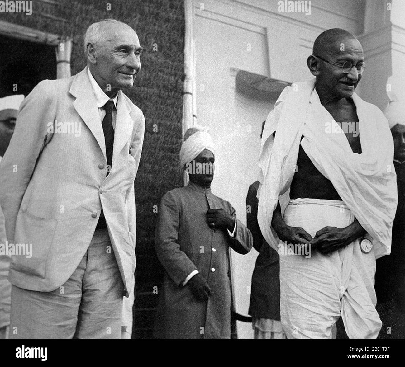 India: Mahatma Gandhi (2 ottobre 1869 - 30 gennaio 1948), leader del movimento indipendentista indiano, con Lord Pethwick Lawrence, Segretario di Stato britannico per l'India, Delhi, 18 aprile 1946. Mohandas Karamchand Gandhi fu il leader politico e ideologico dell'India durante il movimento indipendentista indiano. Fu pioniere della satyagraha. Questa è definita come resistenza alla tirannia attraverso la disobbedienza civile di massa, una filosofia saldamente fondata sull'ahimsa, o totale non violenza. Questo concetto aiutò l'India a ottenere l'indipendenza e ispirò movimenti per i diritti civili e la libertà in tutto il mondo. Foto Stock