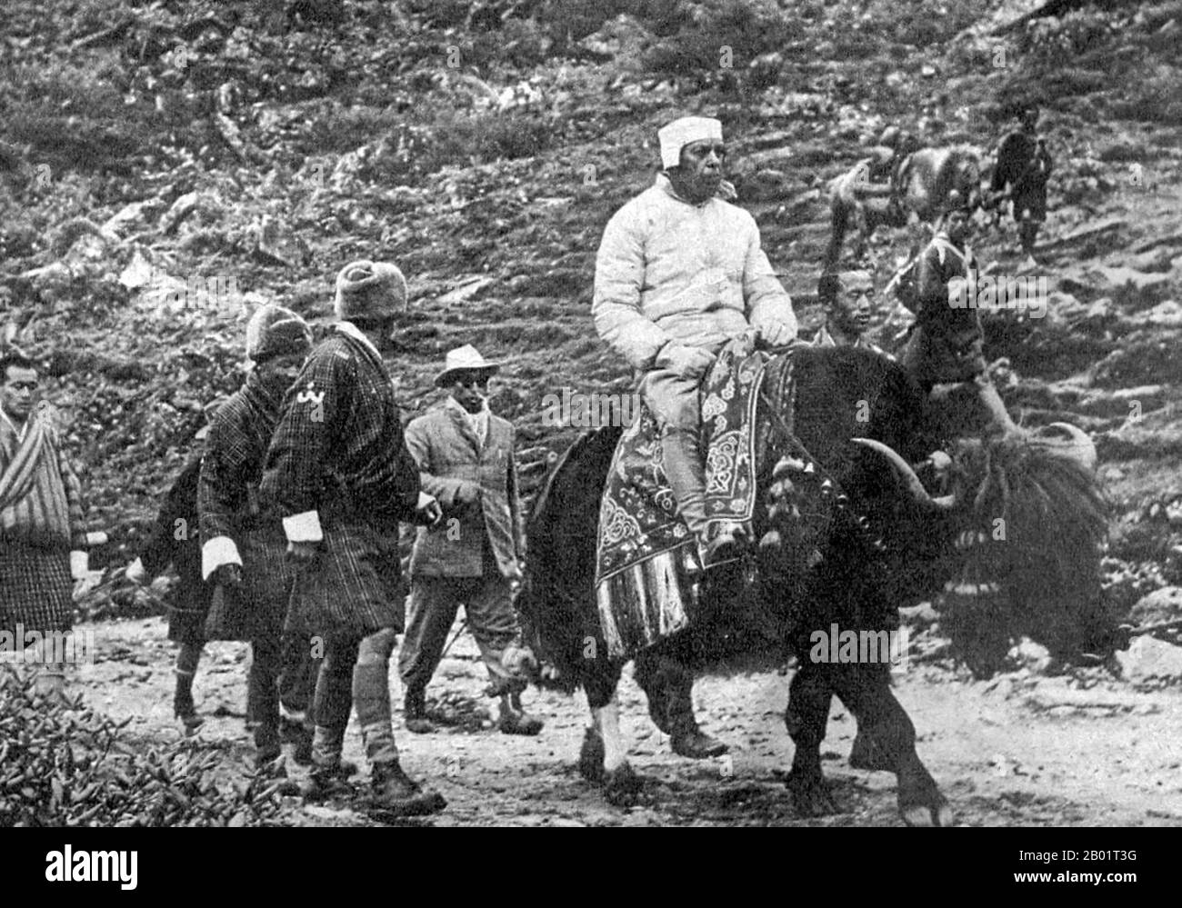 Bhutan/India: Jawaharlal Nehru (14 novembre 1889 - 27 maggio 1964), primo ministro dell'India, a cavallo di uno yak in Bhutan, 1956. Jawaharlal Nehru fu uno statista indiano che fu il primo (e fino ad oggi più longevo) primo ministro dell'India, dal 1947 al 1964. Una delle figure di spicco del movimento indipendentista indiano, Nehru fu eletto dal Partito del Congresso per assumere l'incarico di primo ministro indipendente dell'India, e rieletto quando il Partito del Congresso vinse le prime elezioni generali dell'India nel 1952. Foto Stock