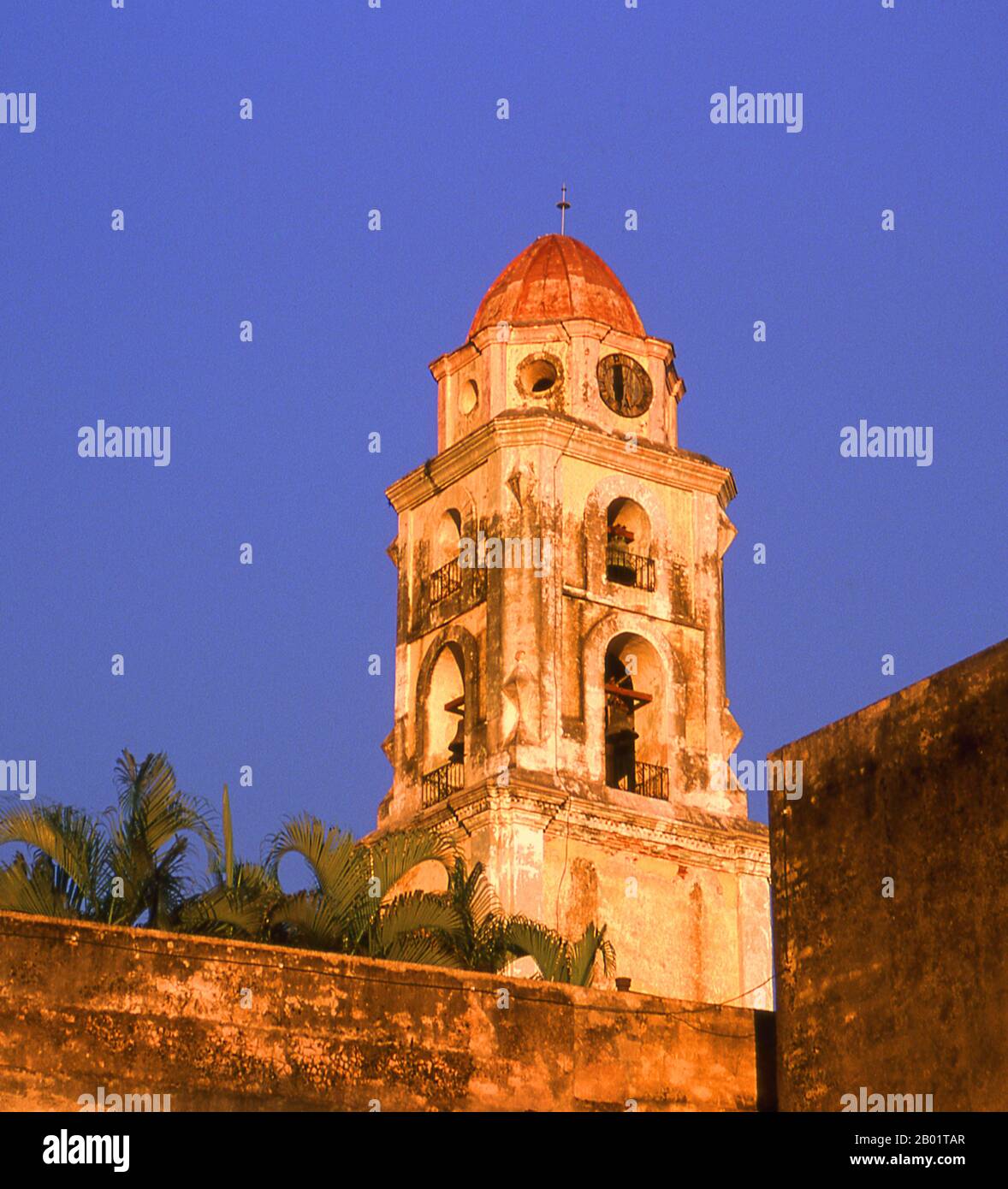 Cuba: Luce nel tardo pomeriggio sul campanile dell'ex convento di San Francisco de Asis, Trinidad, provincia di Sancti Spiritus. Trinidad fu fondata da Diego Velázquez nel 1514 come terzo insediamento coloniale europeo di Cuba. Inizialmente prosperò come centro di estrazione dell'oro, e anche come base operativa per il conquistador Hernán Cortés durante la sua invasione e conquista del Messico del 1518. Successivamente, l'Avana sostituì Trinidad come base principale per le operazioni spagnole contro la terraferma centroamericana, ma a quel tempo il terreno fertile intorno a Trinidad stava già sostituendo l'oro con la canna da zucchero. Foto Stock