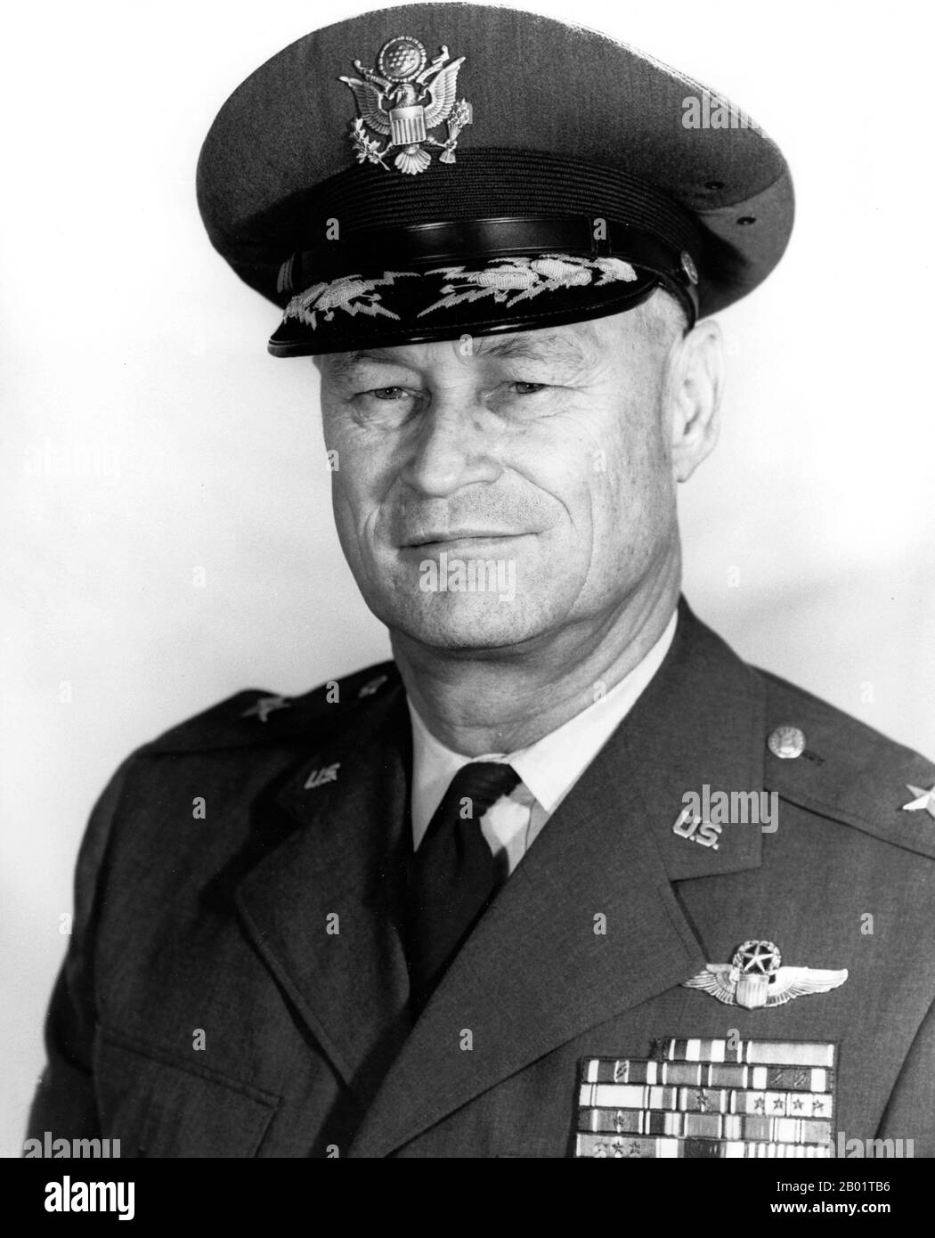 USA: Generale di brigata John Allen Hilger (11 gennaio 1909 - 3 febbraio 1982), 1960 John Allen Hilger era un generale di brigata della United States Air Force. Nato a Sherman, Texas, Hilger si è laureato presso l'Agricultural and Mechanical College of Texas ed è stato commissionato nel U.S. Army Air Corps nel 1934. Fu assegnato al 89th Reconnaissance Squadron come comandante nel maggio 1940; pilotò bombardieri North American B-25 Mitchell su pattuglie anti-sommergibile dal dicembre 1941. Fu scelto dal tenente colonnello Jimmy Doolittle per quello che divenne noto come Doolittle RAID, bombardando Nagoya nel 1942. Foto Stock