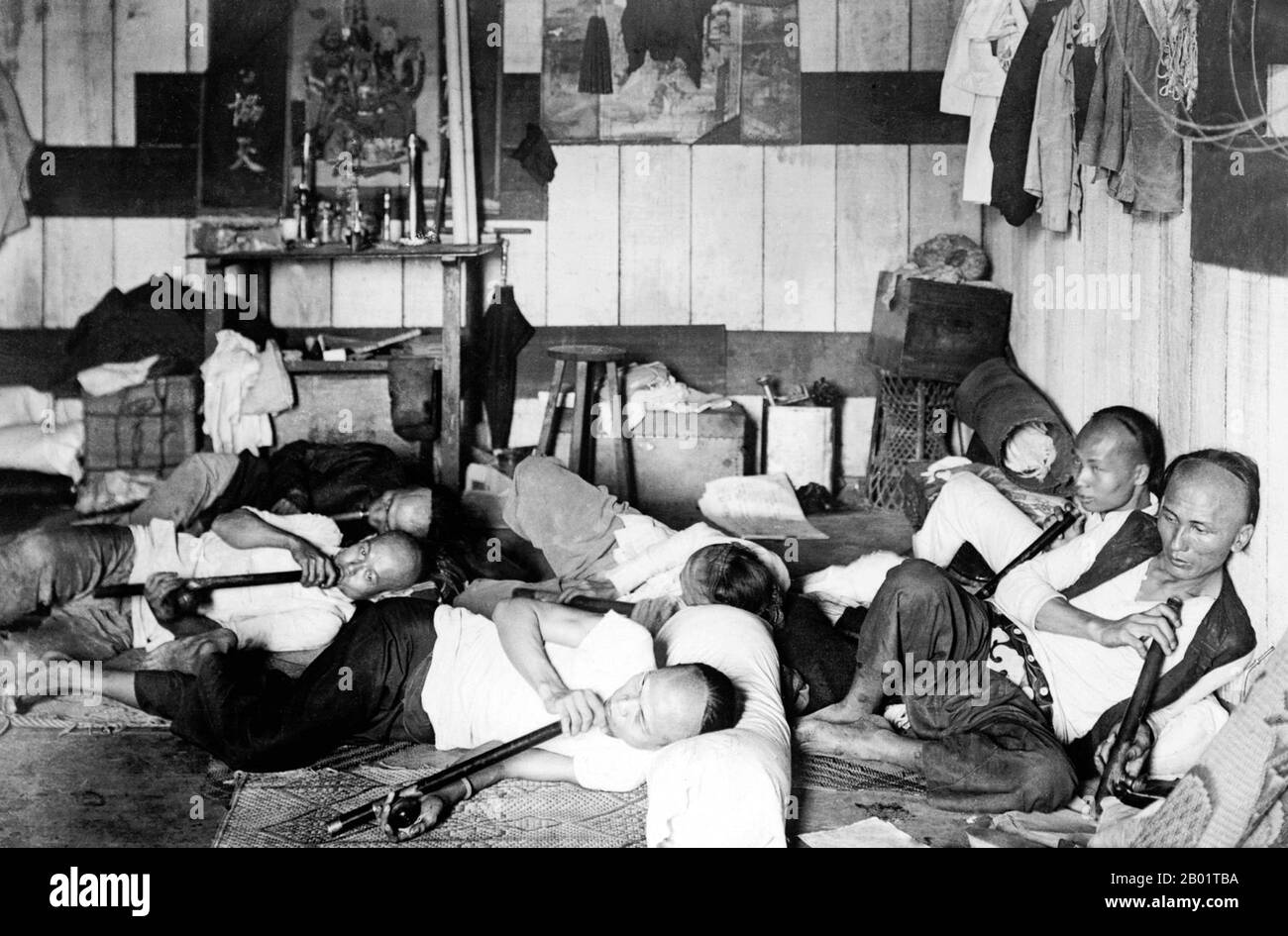 Filippine: Un opium den in Malinta Street, Manila, 1924. Papavero da oppio, Papaver somniferum, è la specie di pianta da cui vengono estratti oppio e semi di papavero. L'oppio è la fonte di molti oppiacei, tra cui morfina, tebaina, codeina, papaverina e noscapina. Il nome botanico latino significa "papavero che porta il sonno", riferendosi alle proprietà sedative di alcuni di questi oppiacei. Foto Stock