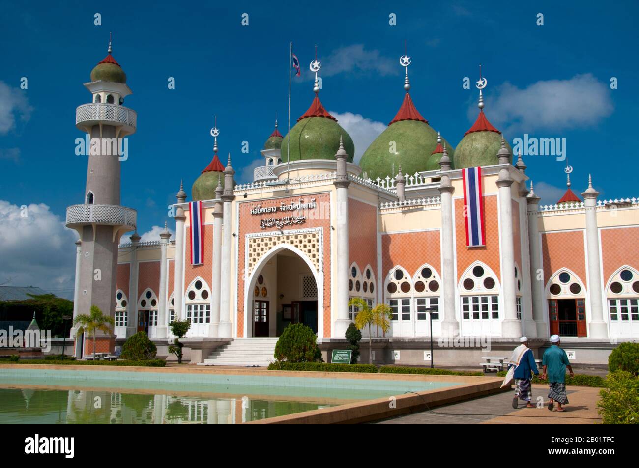 Thailandia: Matsayit Klang o Moschea centrale, Pattani, Thailandia meridionale. La Matsayit Klang è stata costruita negli anni '1960 ed è la seconda moschea più grande della Thailandia. Pattani, fondata nel XV secolo, era una volta la capitale di un sultanato indipendente di lingua malese. Oggi è il cuore spirituale e la città più importante della regione musulmana malese del profondo Sud della Thailandia. Circa il 75% della popolazione è musulmano di lingua malese (le cifre sono contestate), e la città e la regione sono al centro dell'attuale instabilità politica che ha disturbato le province di confine del profondo Sud. Foto Stock