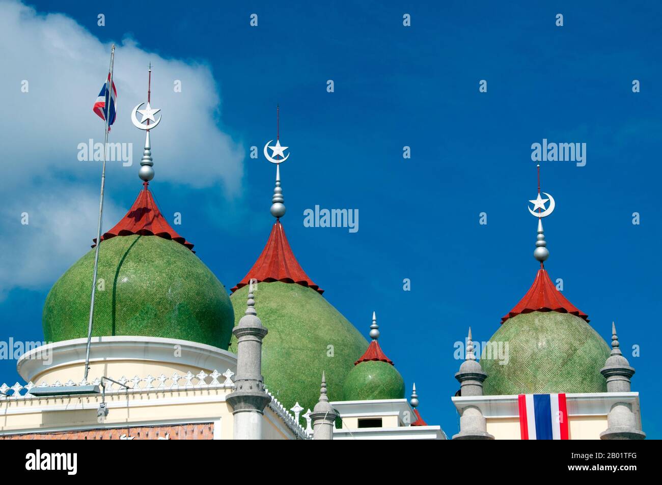 Thailandia: Matsayit Klang o Moschea centrale, Pattani, Thailandia meridionale. La Matsayit Klang è stata costruita negli anni '1960 ed è la seconda moschea più grande della Thailandia. Pattani, fondata nel XV secolo, era una volta la capitale di un sultanato indipendente di lingua malese. Oggi è il cuore spirituale e la città più importante della regione musulmana malese del profondo Sud della Thailandia. Circa il 75% della popolazione è musulmano di lingua malese (le cifre sono contestate), e la città e la regione sono al centro dell'attuale instabilità politica che ha disturbato le province di confine del profondo Sud. Foto Stock