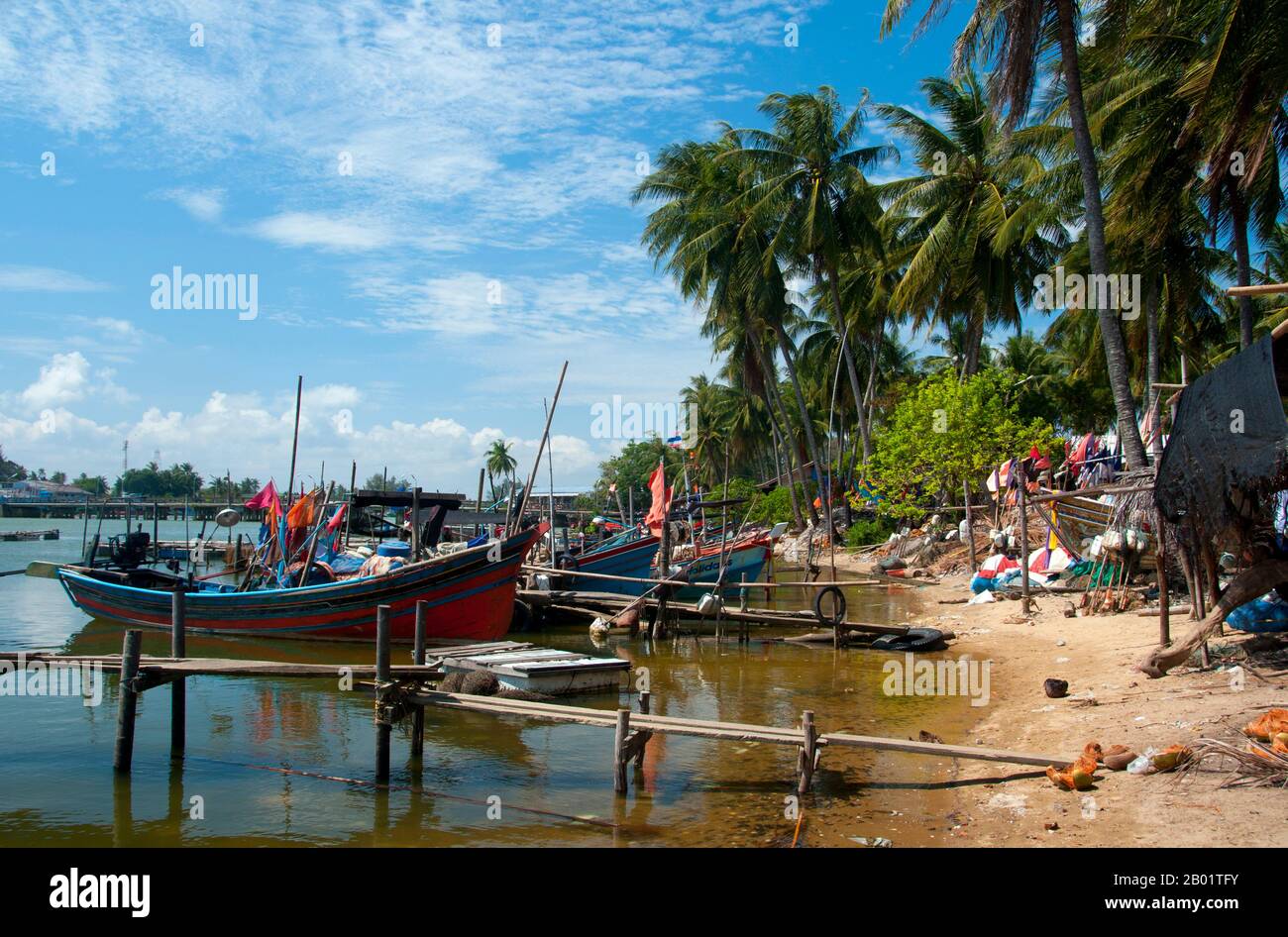 Thailandia: Villaggio di pescatori musulmano, Saiburi, Thailandia meridionale. Il piccolo centro di Saiburi è la capitale del distretto di Saiburi, situato a circa 94 km (60 miglia) a sud-est di Pattani nel sud della Thailandia. È anche chiamato Selindung Bayu o “riparo dal vento” dalla popolazione locale di pescatori musulmana malese ed è forse il più importante porto di pesca al di fuori di Pattani nella stessa provincia di Pattani. Foto Stock