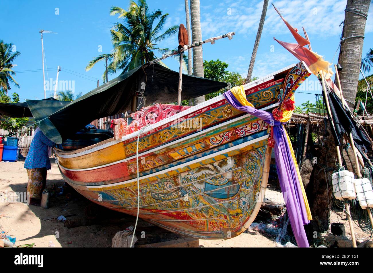 Thailandia: Korlae Fishing boats, Saiburi, Thailandia meridionale. Lungo la costa orientale della Thailandia peninsulare, da Ko Samui verso sud, barche colorate e dipinte da pescatori musulmani sono state costruite e decorate per centinaia di anni. I migliori esempi di questa industria ora in declino hanno origine nei cantieri navali del distretto di Saiburi, nella provincia di Pattani. Originariamente barche a vela, le corna sono ora alimentate da motori da pescatori locali. Tra i personaggi comunemente raffigurati sui disegni superbamente dettagliati dello scafo ci sono il leone singha, l'uccello corna gagasura, il serpente marino payanak e il garuda B. Foto Stock