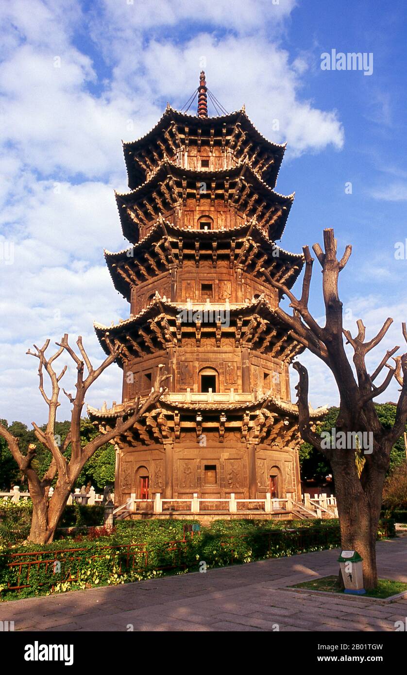 Cina: Pagoda, tempio Kaiyuan, Quanzhou, provincia del Fujian. Kaiyuan si (tempio Kaiyuan) è il più grande tempio buddista di Quanzhou e uno dei più belli della Cina. Il tempio risale alla fine del VII secolo (dinastia Tang), ma le sue due pagode furono aggiunte successivamente, costruite nel XIII secolo. Sono riusciti a sopravvivere in gran parte perché sono costruiti in pietra, non in legno. Mille anni fa Quanzhou era probabilmente il porto più importante del mondo, con una posizione lucrativa al centro del commercio marittimo della seta. Prosperò enormemente durante le dinastie Song e Yuan. Foto Stock