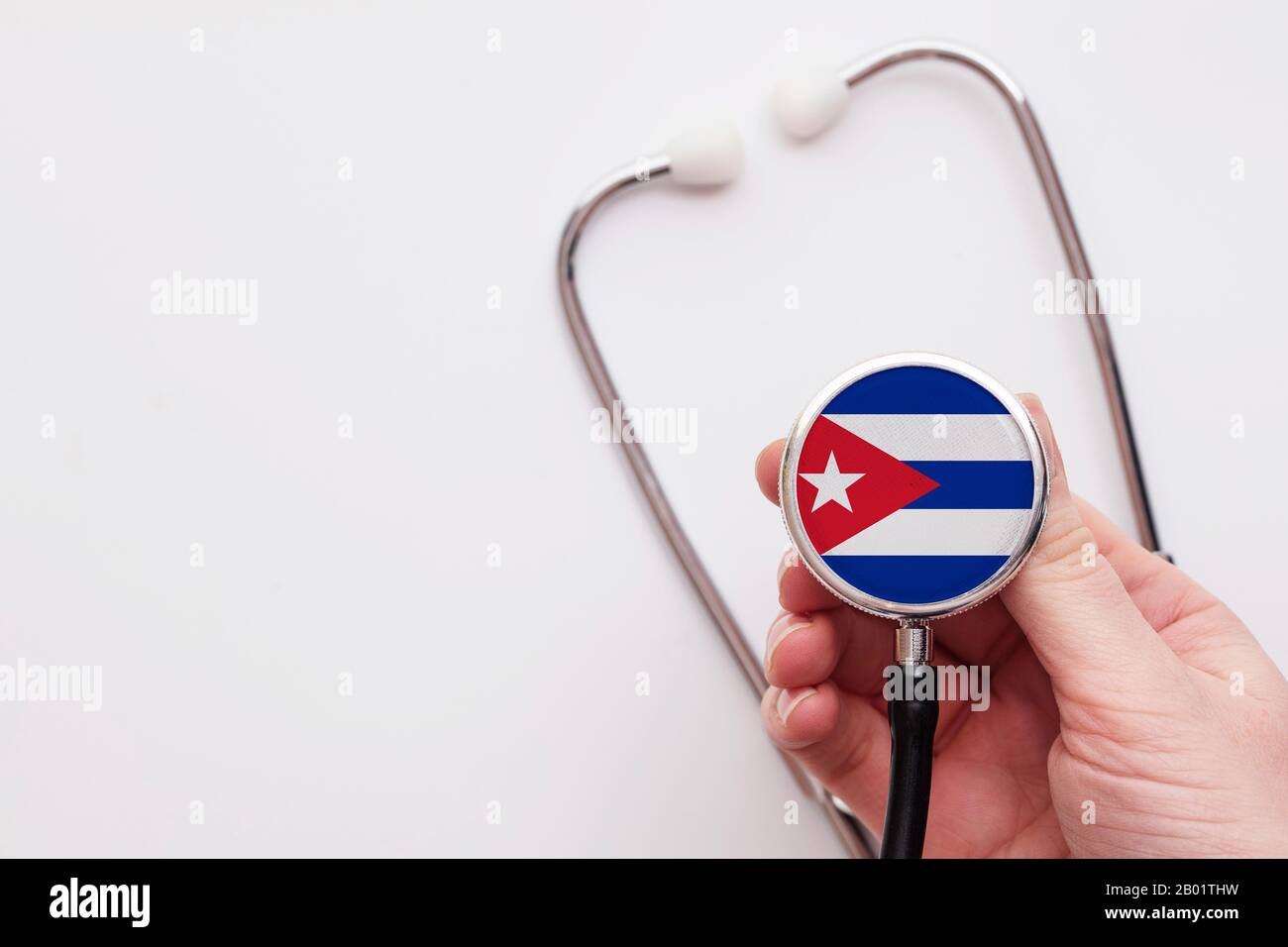 Concetto di assistenza sanitaria in Australia. Dottore in possesso di uno stetoscopio medico.Cuba Foto Stock