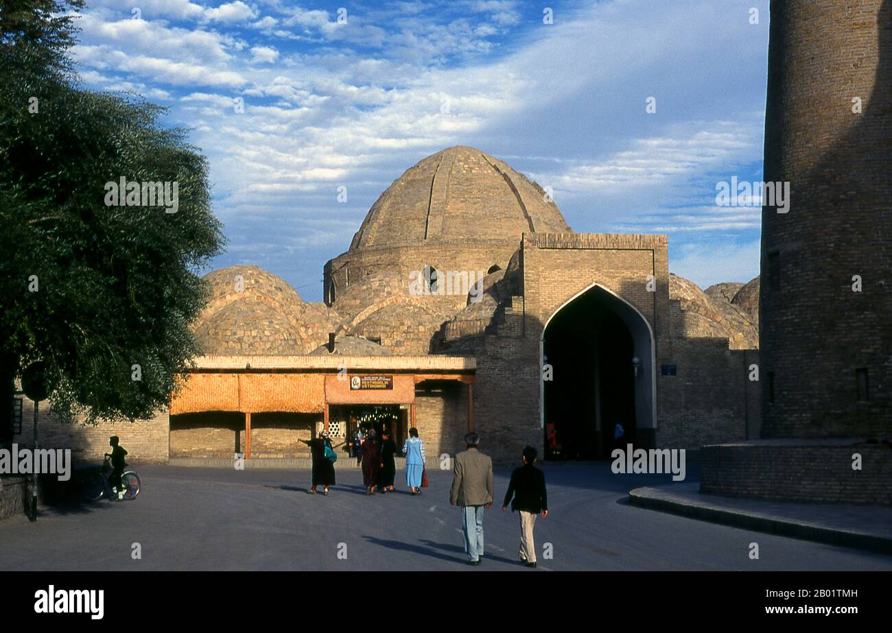Uzbekistan: L'area di Taqi Zargaron (mercato dei gioielli), Bukhara. Bukhara fu fondata nel 500 a.C. nell'area ora chiamata Arca. Tuttavia, l'oasi di Bukhara era stata abitata molto prima. La città è stata uno dei principali centri della civiltà persiana fin dai suoi primi giorni nel vi secolo a.C. A partire dal vi secolo, i parlanti turchi si spostarono gradualmente. L'architettura e i siti archeologici di Bukhara formano uno dei pilastri della storia e dell'arte dell'Asia centrale. La regione di Bukhara fu per un lungo periodo parte dell'Impero persiano. Foto Stock