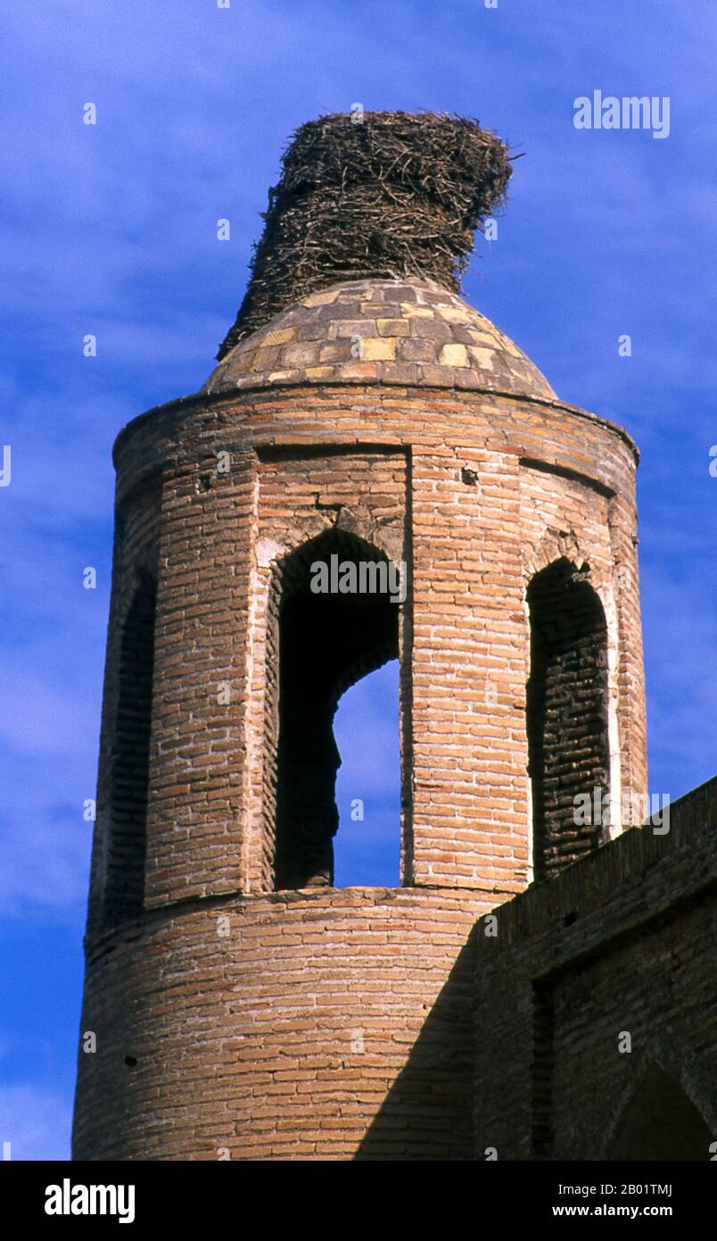 Uzbekistan: Nido di cicogna in cima a un minareto, Abdul Aziz Khan Madrassa, Bukhara. La Madrassa Abdul Aziz Khan risale al XVII secolo. Bukhara fu fondata nel 500 a.C. nell'area ora chiamata Arca. Tuttavia, l'oasi di Bukhara era stata abitata molto prima. La città è stata uno dei principali centri della civiltà persiana fin dai suoi primi giorni nel vi secolo a.C. A partire dal vi secolo, i parlanti turchi si spostarono gradualmente. L'architettura e i siti archeologici di Bukhara formano uno dei pilastri della storia e dell'arte dell'Asia centrale. Foto Stock
