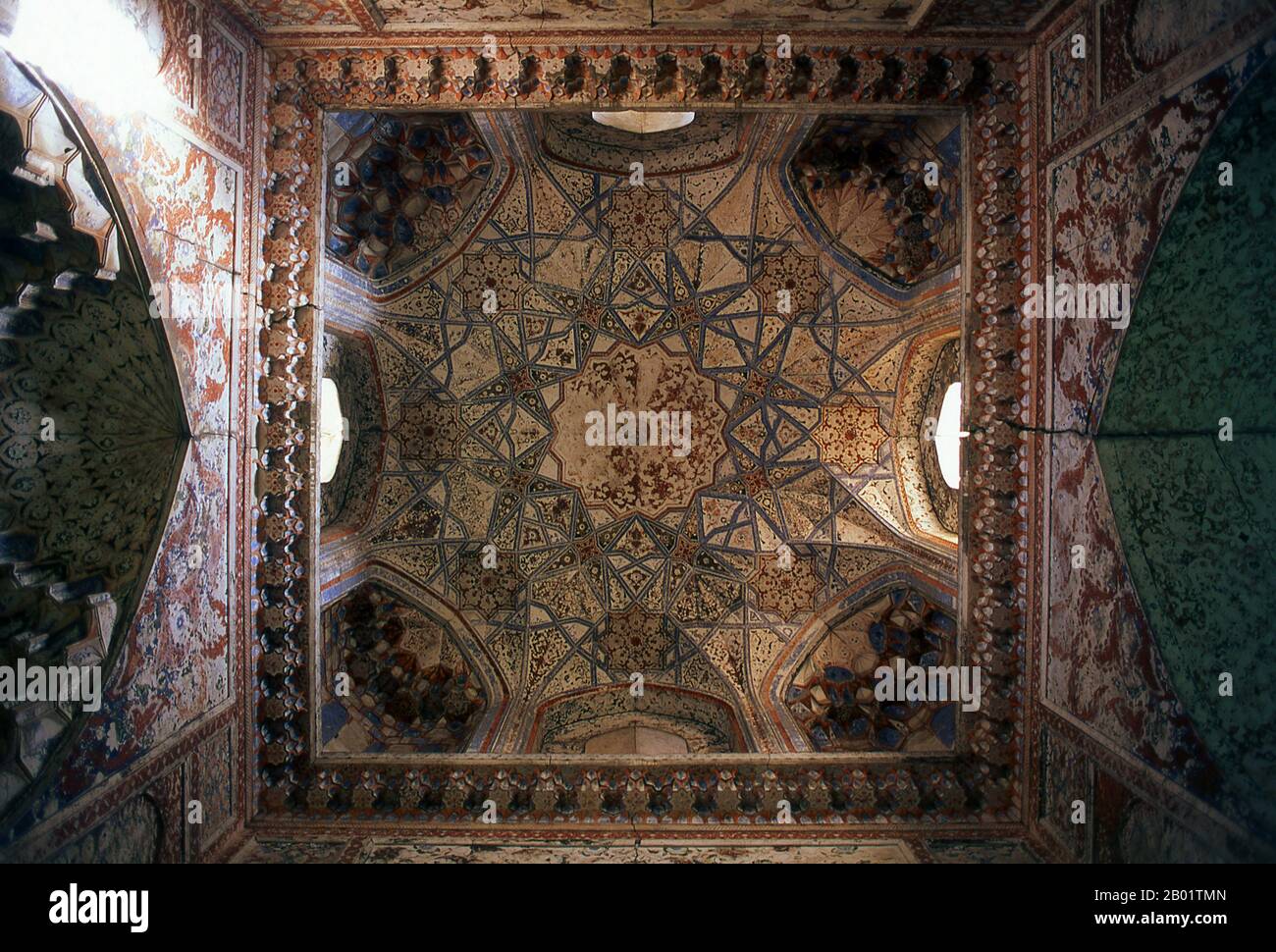 Uzbekistan: Dettaglio soffitto interno, Abdul Aziz Khan Madrassa, Bukhara. La Madrassa Abdul Aziz Khan risale al XVII secolo. Bukhara fu fondata nel 500 a.C. nell'area ora chiamata Arca. Tuttavia, l'oasi di Bukhara era stata abitata molto prima. La città è stata uno dei principali centri della civiltà persiana fin dai suoi primi giorni nel vi secolo a.C. A partire dal vi secolo, i parlanti turchi si spostarono gradualmente. L'architettura e i siti archeologici di Bukhara formano uno dei pilastri della storia e dell'arte dell'Asia centrale. La regione fu per un lungo periodo una parte dell'Impero persiano. Foto Stock