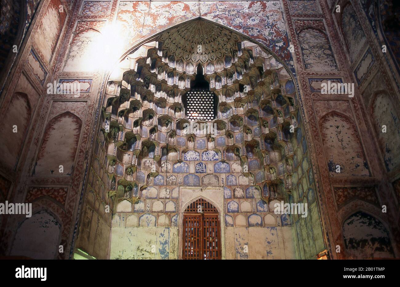 Uzbekistan: Dettagli interni, Abdul Aziz Khan Madrassa, Bukhara. La Madrassa Abdul Aziz Khan risale al XVII secolo. Bukhara fu fondata nel 500 a.C. nell'area ora chiamata Arca. Tuttavia, l'oasi di Bukhara era stata abitata molto prima. La città è stata uno dei principali centri della civiltà persiana fin dai suoi primi giorni nel vi secolo a.C. A partire dal vi secolo, i parlanti turchi si spostarono gradualmente. L'architettura e i siti archeologici di Bukhara formano uno dei pilastri della storia e dell'arte dell'Asia centrale. La regione di Bukhara fu per un lungo periodo parte dell'Impero persiano. Foto Stock