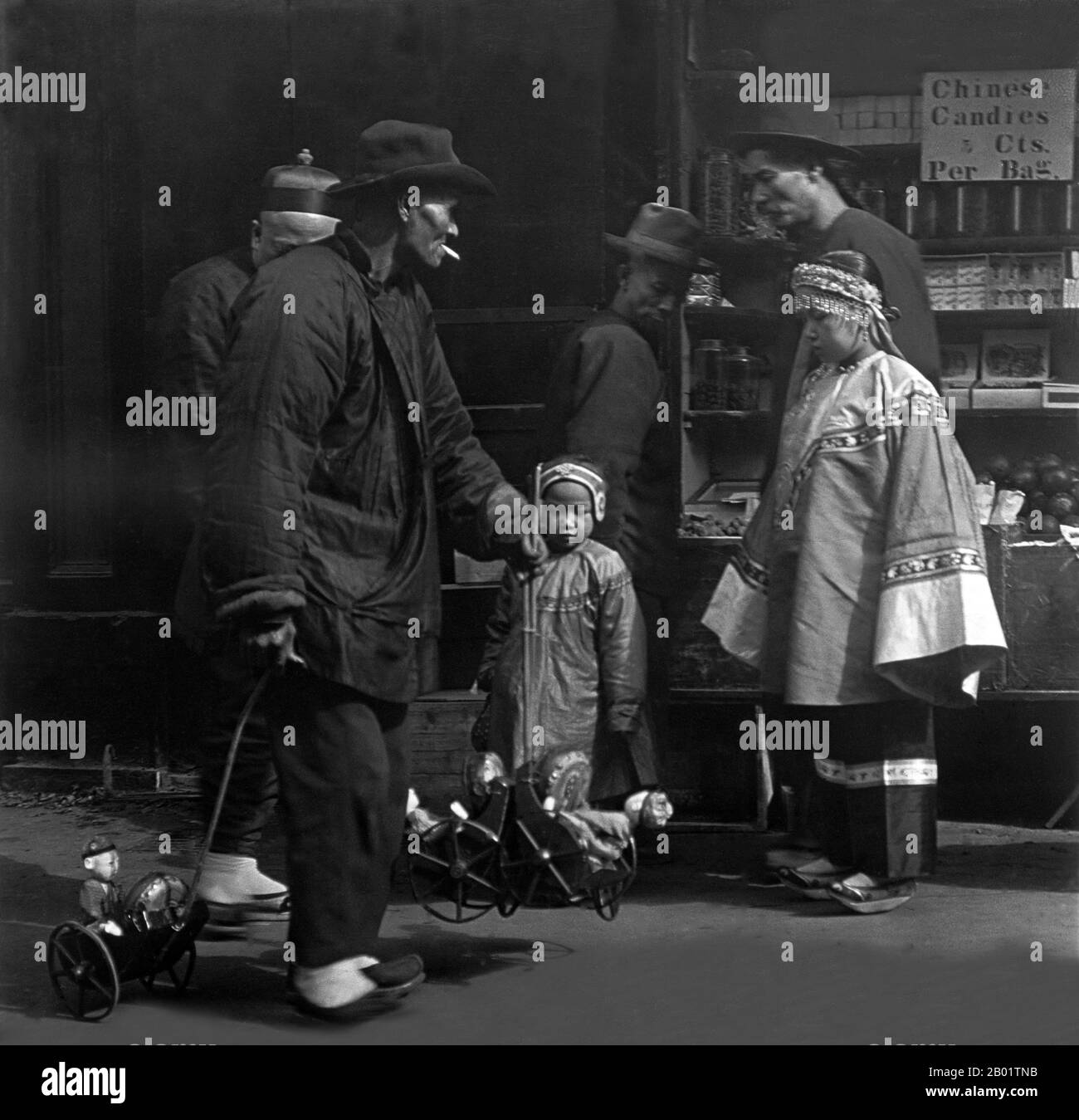 USA: Venditore ambulante di giocattoli, San Francisco Chinatown. Foto di Arnold Genthe (1869-1942), c. 1900. Chinatown di San Francisco fu il porto di ingresso per i primi immigrati cinesi hoisanese e Zhongshanese dalla provincia del Guangdong della Cina meridionale dagli anni '1850 agli anni '1900 L'area era l'unica regione geografica detenuta dal governo cittadino e dai proprietari di proprietà private che permettevano ai cinesi di ereditare e abitare abitazioni all'interno della città. La maggior parte di questi negozianti cinesi, proprietari di ristoranti e lavoratori assunti a San Francisco erano prevalentemente hoisanesi e uomini. Foto Stock