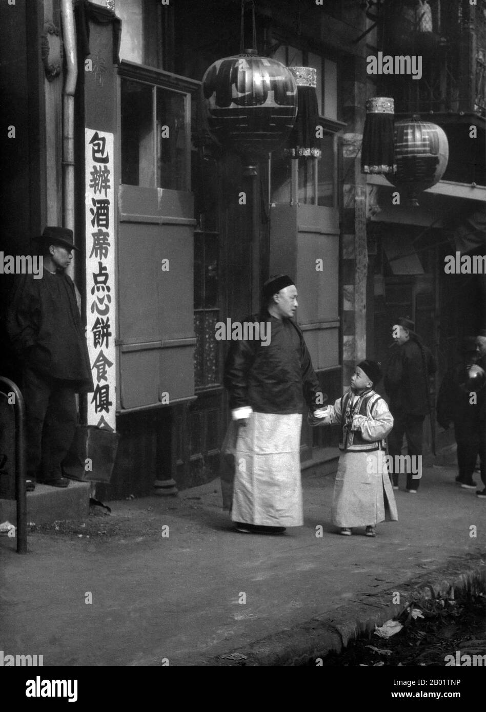 USA: Padre e figlio fuori da un ristorante cinese, San Francisco Chinatown. Foto di Arnold Genthe (1869-1942), c. 1900. Chinatown di San Francisco fu il porto di ingresso per i primi immigrati cinesi hoisanese e Zhongshanese dalla provincia del Guangdong della Cina meridionale dagli anni '1850 agli anni '1900 L'area era l'unica regione geografica detenuta dal governo cittadino e dai proprietari di proprietà private che permettevano ai cinesi di ereditare e abitare abitazioni all'interno della città. La maggior parte di questi negozianti cinesi, proprietari di ristoranti e lavoratori assunti a San Francisco erano principalmente hoisanesi. Foto Stock