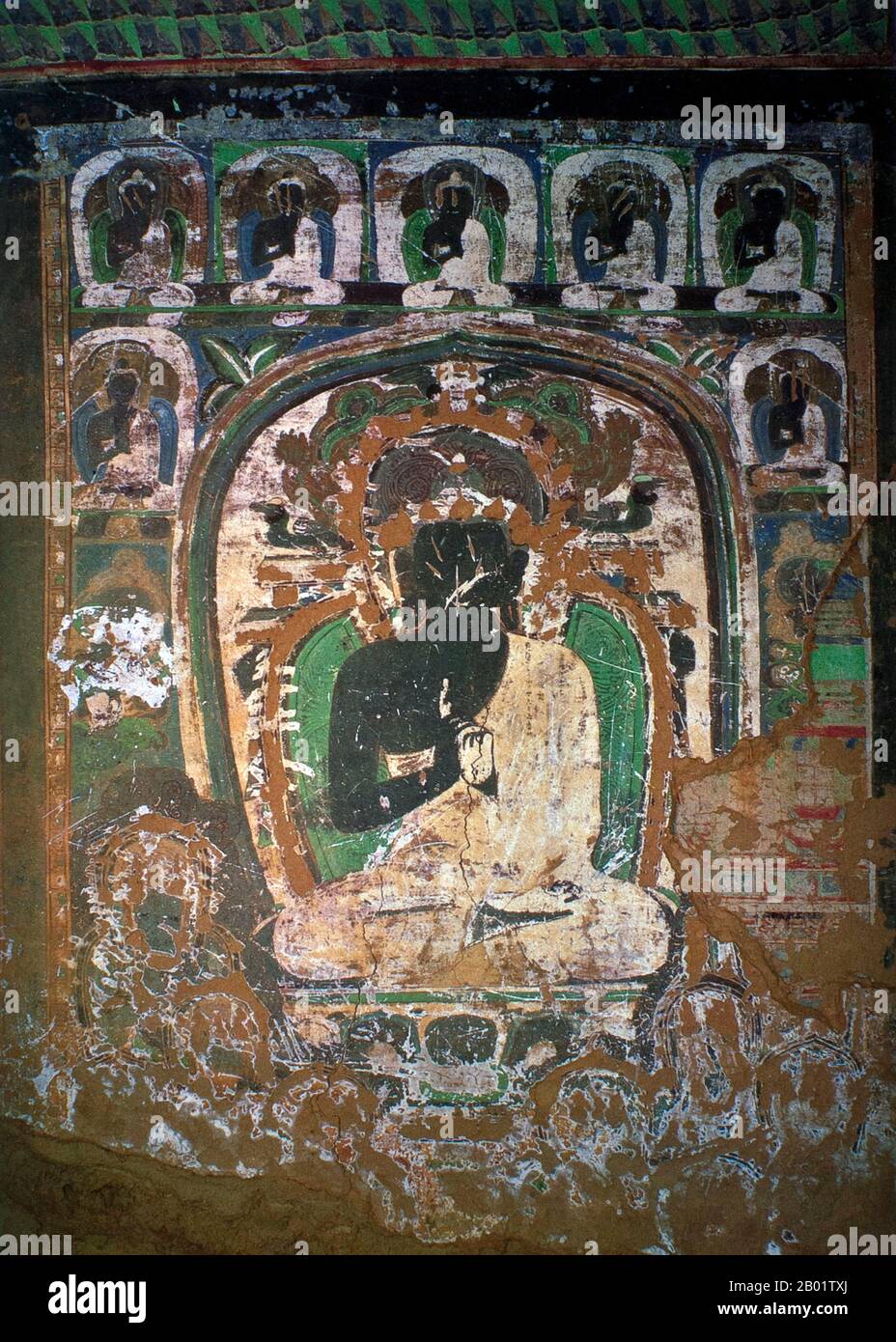 Cina: Vairocana Buddha, affresco nella Grotta 10, Grotte di Yulin, Dinastia Yuan (1271-1368). Le Grotte di Yulin sono un complesso di templi buddisti nella contea di Guazhou, provincia di Gansu, Cina. Il sito si trova a circa 100 km ad est dell'oasi cittadina di Dunhuang e delle Grotte di Mogao. Prende il nome dagli omonimi alberi di olmo che costeggiano il fiume Yulin, che scorre attraverso il sito e separa le due scogliere da cui sono state scavate le grotte. Le quarantadue grotte ospitano circa 250 statue policrome e 4.200 metri quadrati di dipinti murali, risalenti alla dinastia Tang e alla dinastia Yuan. Foto Stock