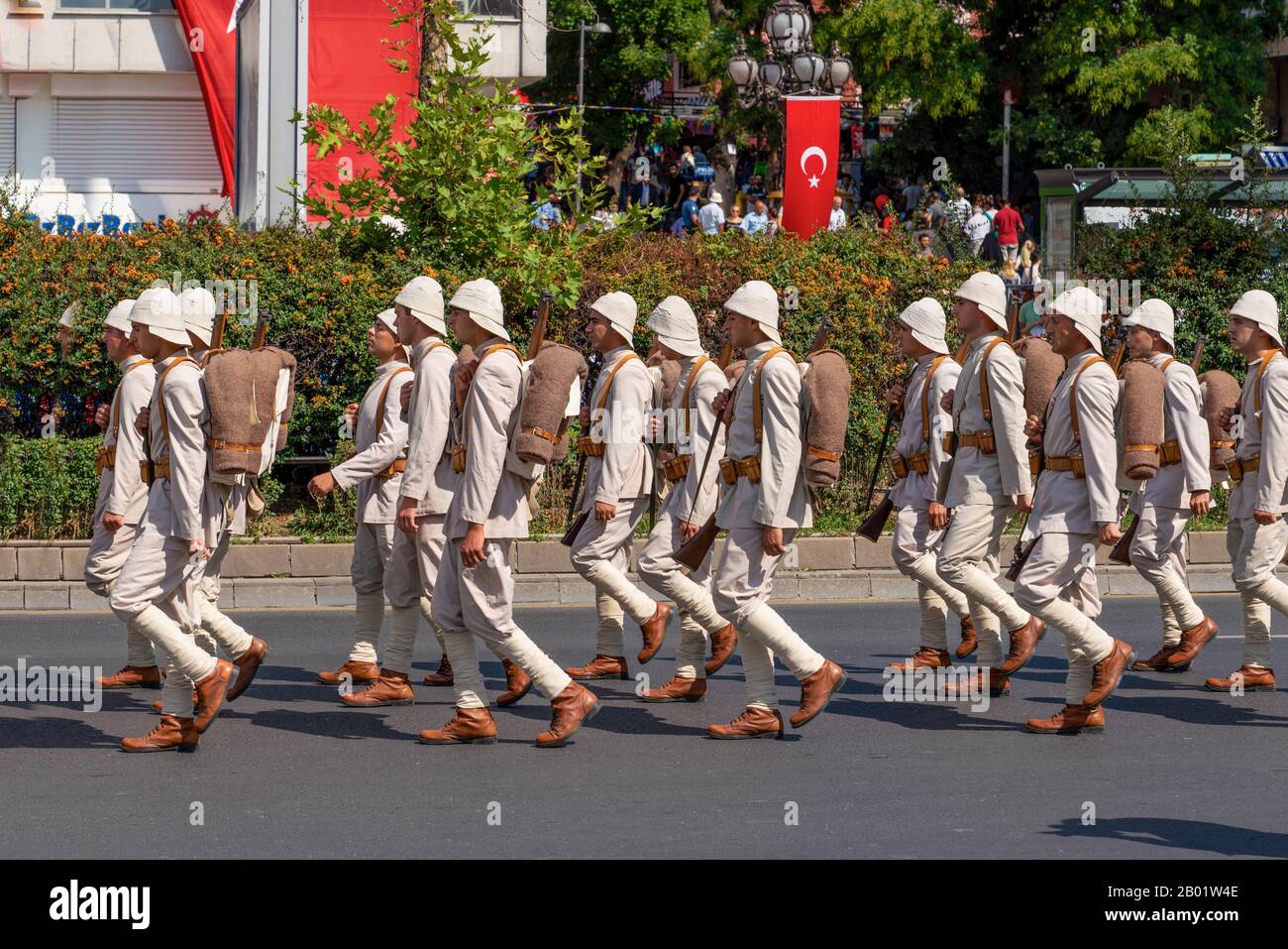 Ankara/Turchia - 30 agosto 2019: Soldati in uniformi ottomane parate Foto Stock