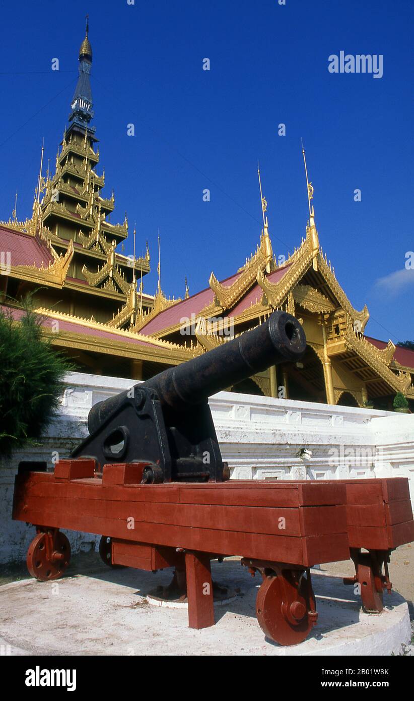 Birmania/Myanmar: Un vecchio cannone nel complesso del Palazzo di Re Mindon, Mandalay (ricostruito). I quasi 3 km di mura del forte Mandalay racchiudono il palazzo di Re Mindon. Le pareti si innalzano di 8 m (26 piedi). Il palazzo fu costruito tra il 1857 e il 1859 come parte della fondazione da parte di re Mindon della nuova capitale reale di Mandalay. Il progetto del Palazzo Mandalay segue in gran parte il tradizionale design del palazzo birmano, all'interno di un forte murato circondato da un fossato. Il palazzo stesso si trova al centro della cittadella e si affaccia a est. Tutti gli edifici del palazzo sono ad un piano di altezza. Foto Stock
