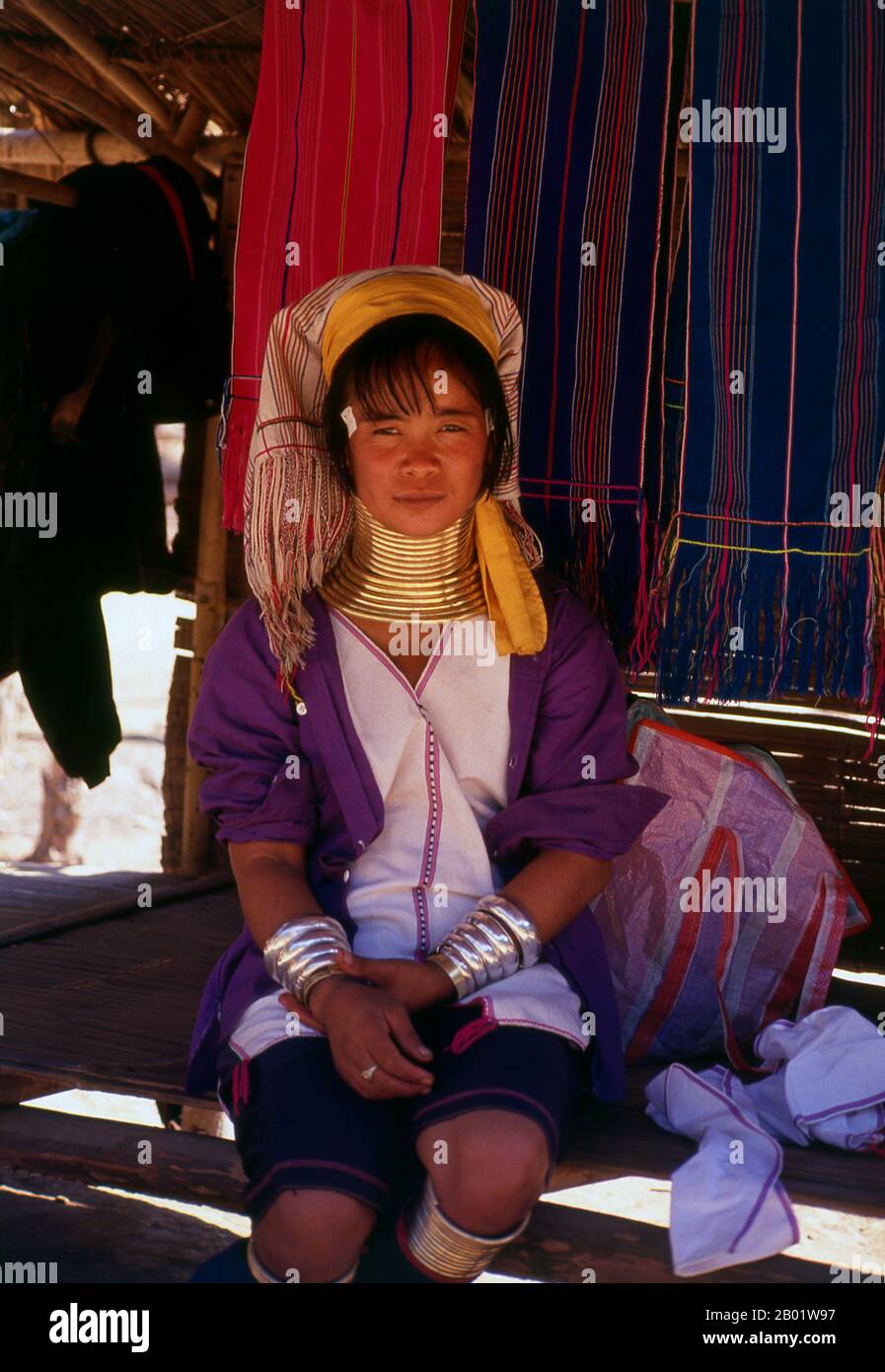 Thailandia: Padaung (Long Neck Karen) donna, villaggio vicino a Mae Hong Son. I Padaung o Kayan Lahwi o Karen dal collo lungo sono un sottogruppo dei Kayan, un mix di tribù Lawi, tribù Kayan e molte altre tribù. I Kayan sono un sottogruppo di Karen Rossa (Karenni), una minoranza etnica tibeto-birmana della Birmania (Myanmar). Foto Stock