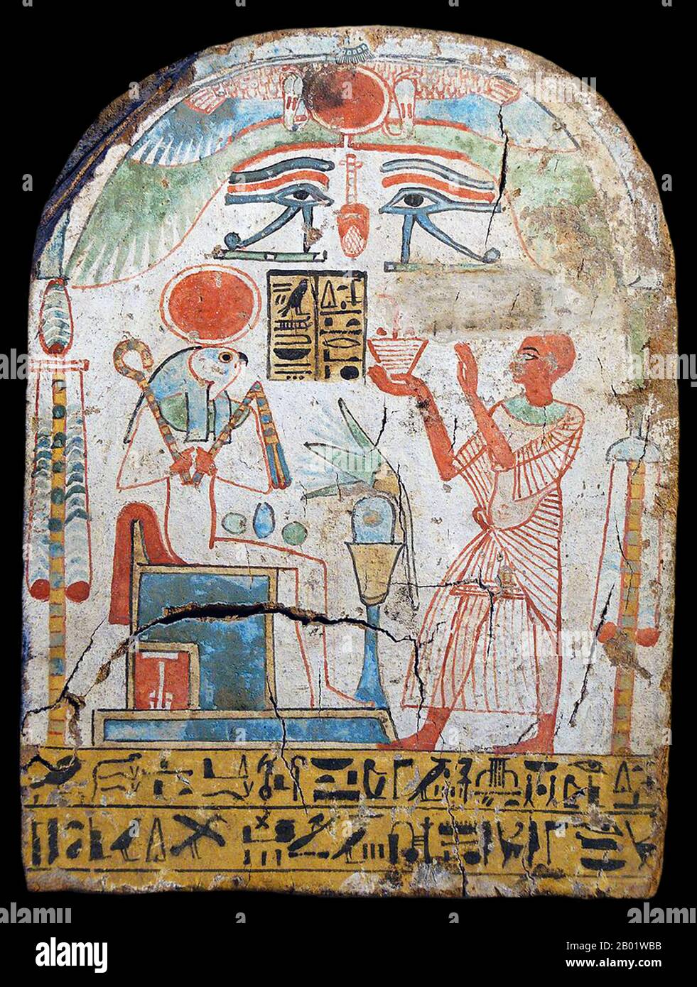 Egitto: Stele del sacerdote Padiuiset che offre incenso al dio Ra-Horakhty-Atum. Legno dipinto, XXII dinastia, 900 a.C. Nella successiva mitologia egizia, Ra-Horakhty era più un titolo o una manifestazione che una divinità composita. Può essere tradotto come "Ra (chi è) Horus of the Horizons". Ra-Horakhty doveva collegare Horakhty (come aspetto orientato all'alba di Horus) a Ra. È stato suggerito che Ra-Horakhty si riferisca semplicemente al viaggio del sole dall'orizzonte all'orizzonte come Ra, o che significhi mostrare Ra come una divinità simbolica di speranza e rinascita. Foto Stock
