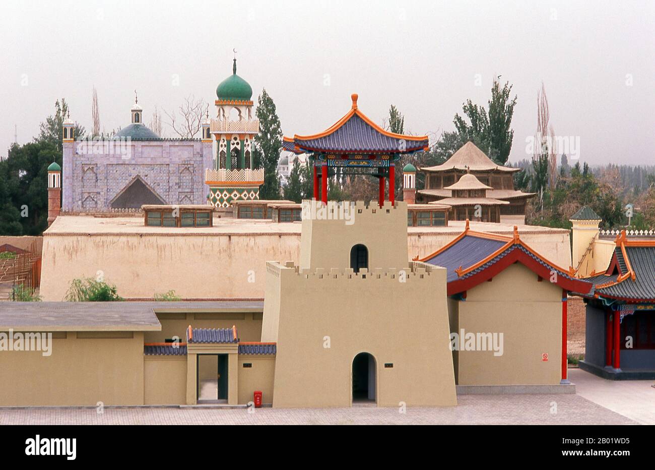 Cina: Complesso Hui Wang Fen (Palazzo e Tombe dei Re Hami), Hami (Kumul), provincia dello Xinjiang. I re di Hami erano sovrani uiguri ereditari che rendevano omaggio alla Cina. L'ultimo re di Hami, Maqsud Shah morì a metà degli anni '1930 Nove generazioni di re di Hami sono sepolti qui. L'antico insediamento di oasi di Hami, noto anche a Uighur come Kumul, si trova in una depressione di faglia a circa 200 m sotto il livello del mare e, come la vicina Turpan, sperimenta temperature estreme che vanno da una scottante 45 C in estate a una gelida -30 C in inverno. Foto Stock