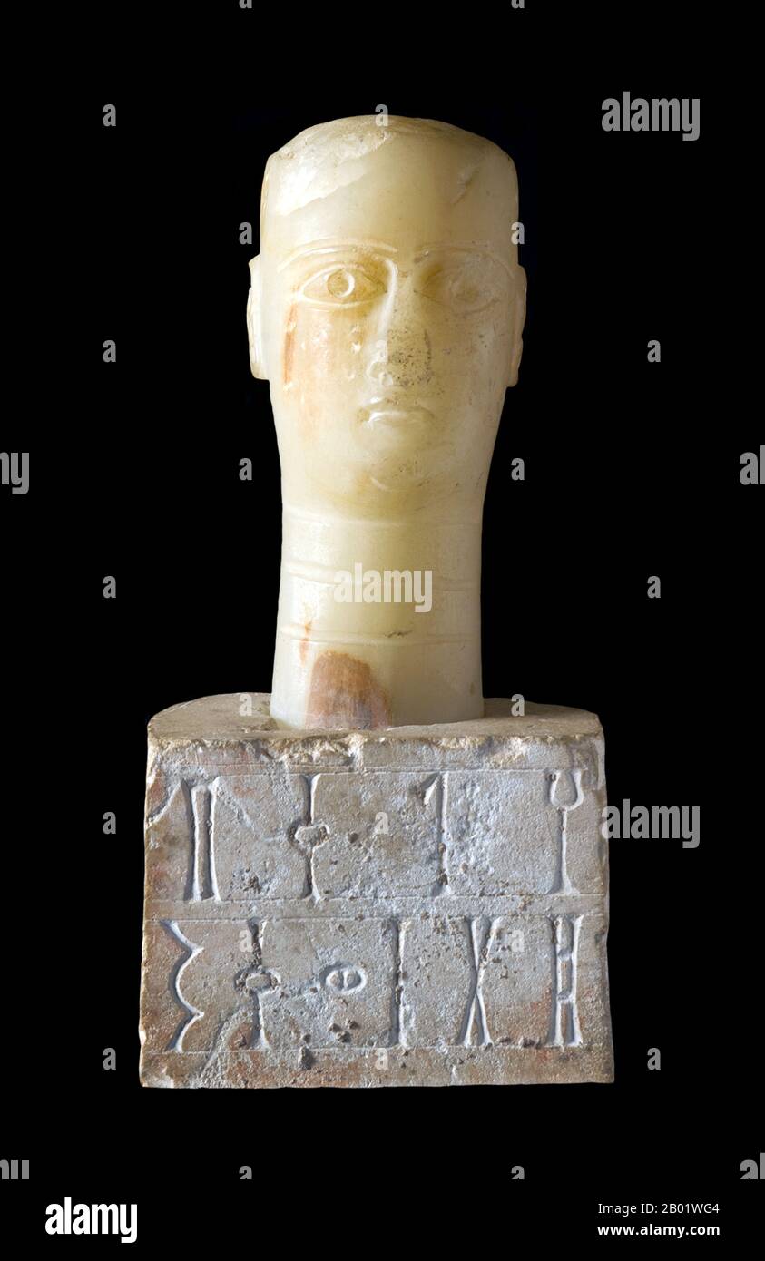 Yemen: La testa di calcite-alabastro di Lady Helqeb, Timna, Qataban, i secolo d.C. Qataban era uno degli antichi regni yemeniti. Il suo cuore era situato nella valle di Baihan. Come alcuni altri regni arabi meridionali, guadagnò grande ricchezza dal commercio di incenso e mirra incenso che fu bruciato ad altari. La capitale del Qataban si chiamava Timna e si trovava sulla rotta commerciale che passava attraverso gli altri regni di Hadramaut, Saba e Ma'in. La divinità principale dei Qatabani era AMM, o "zio", e il popolo si definiva "figli di AMM". Foto Stock