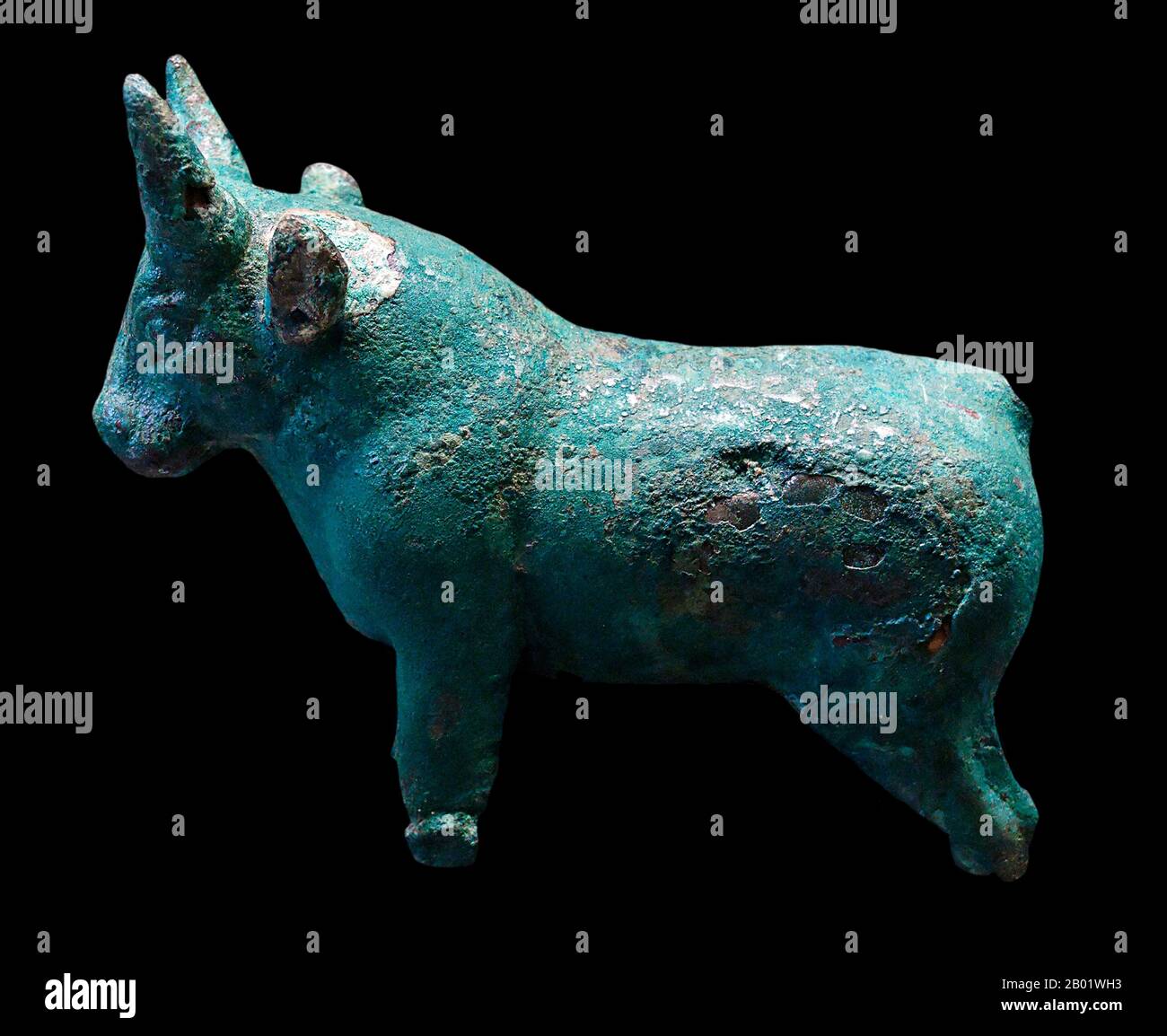 Yemen: Statuetta di un toro. Bronzo, i secolo a.C. - II secolo d.C. L'Arabia meridionale come termine generale si riferisce a diverse regioni come attualmente riconosciute, in capo la Repubblica dello Yemen; tuttavia storicamente ha incluso anche Najran, Jizan e 'Asir che sono attualmente in Arabia Saudita e Dhofar attualmente in Oman. Le frontiere dell'Arabia meridionale, come concepite linguisticamente, includevano le popolazioni storiche che parlano le relative lingue dell'Arabia meridionale, così come i dialetti vicini dell'arabo e dei loro discendenti. Anticamente c'era un alfabeto dell'Arabia meridionale, che era preso in prestito dall'Etiopia. Foto Stock