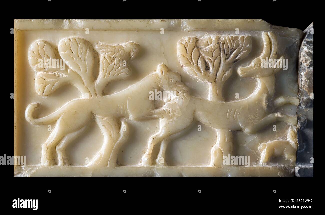 Yemen: Il leone asiatico attacca una gazzella, mentre un coniglio cerca di saltare lontano dagli arti anteriori della gazzella. Stele di alabastro, V secolo a.C. L'Arabia meridionale come termine generale si riferisce a diverse regioni come attualmente riconosciute, in capo la Repubblica dello Yemen; tuttavia storicamente ha incluso anche Najran, Jizan e 'Asir che sono attualmente in Arabia Saudita e Dhofar attualmente in Oman. Le frontiere dell'Arabia meridionale, come concepite linguisticamente, includevano le popolazioni storiche che parlano le relative lingue dell'Arabia meridionale, così come i dialetti vicini dell'arabo e dei loro discendenti. Foto Stock