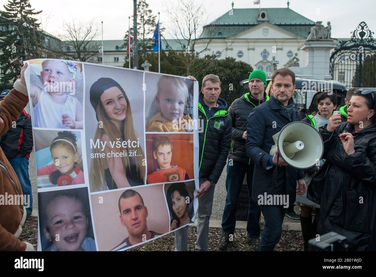 Il Popolo Ordinario e Le Personalità indipendenti (Olano) e i suoi sostenitori hanno acceso 5.000 candele al di fuori dell'ufficio governativo slovacco di Bratislava, in Slovacchia, il 17 febbraio 2020, ciascuno per una persona che, secondo questo movimento di opposizione, muore ogni anno a causa del cattivo stato del sistema sanitario del paese. Anche un'analisi governativa ha concluso in precedenza che vi era un numero relativamente elevato di decessi che avrebbero potuto essere evitati. Il leader Olano Igor Matovic ha detto che il governo guidato da Smer-Social Democracy finge di essere sociale, ma di fatto ha creato uno stato sociale solo per se stesso, per Foto Stock