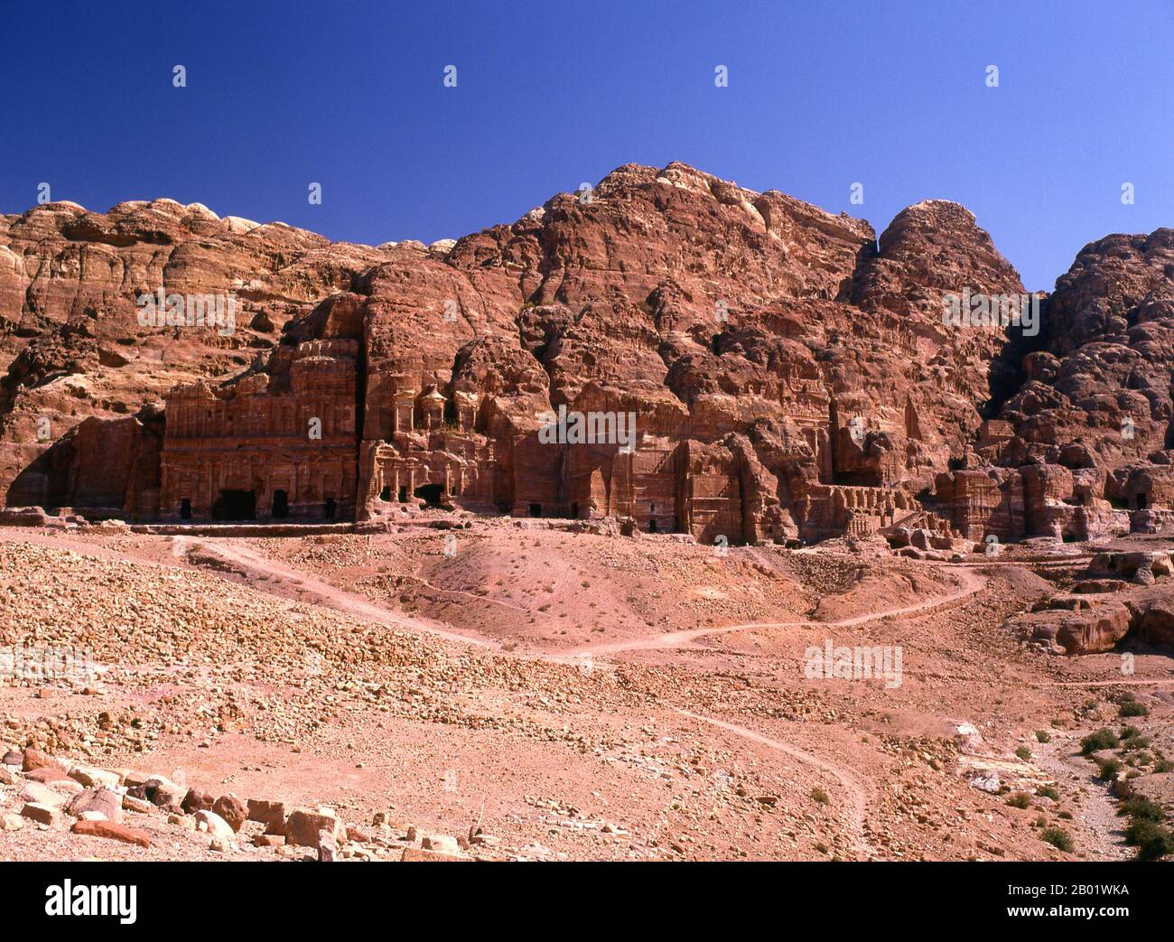 Giordania: La Tomba del Palazzo (a sinistra), la Tomba Corinzia (al centro a sinistra), la Tomba della Seta (al centro a destra) e la Tomba delle Urne (a destra), Petra. Petra fu fondata come città dagli arabi nabatei nel IV secolo a.C., e doveva la sua nascita e prosperità al fatto che era l'unico luogo con acqua chiara e abbondante tra i centri commerciali Hijaz di Mecca e Medina e la Palestina. Scavata direttamente nelle creste di arenaria nubiana del deserto giordano meridionale, sembra probabile che Petra sia stata continuamente occupata fin dal Paleolitico. Foto Stock