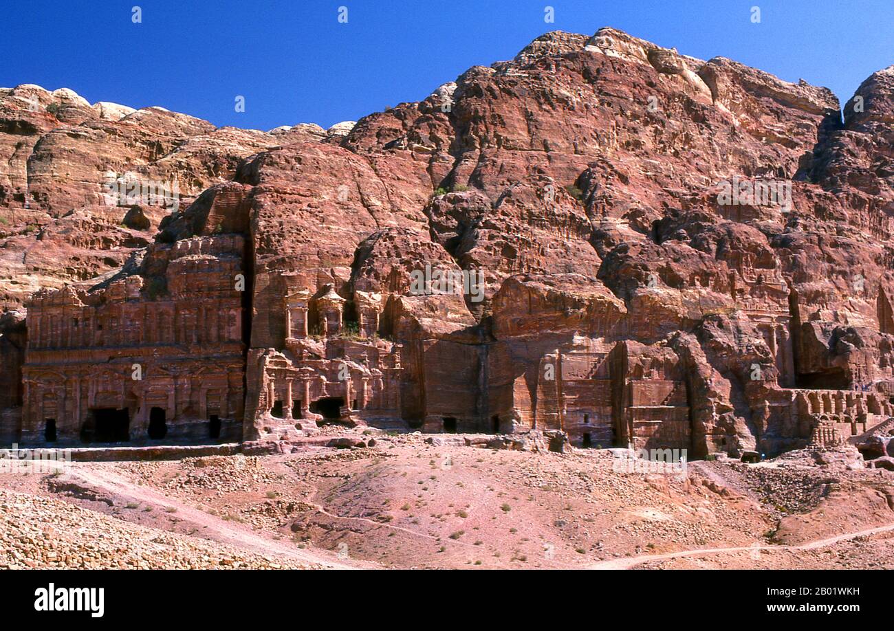 Giordania: La Tomba del Palazzo (a sinistra), la Tomba Corinzia (al centro a sinistra), la Tomba della Seta (al centro a destra) e la Tomba delle Urne (a destra), Petra. Petra fu fondata come città dagli arabi nabatei nel IV secolo a.C., e doveva la sua nascita e prosperità al fatto che era l'unico luogo con acqua chiara e abbondante tra i centri commerciali Hijaz di Mecca e Medina e la Palestina. Scavata direttamente nelle creste di arenaria nubiana del deserto giordano meridionale, sembra probabile che Petra sia stata continuamente occupata fin dal Paleolitico. Foto Stock