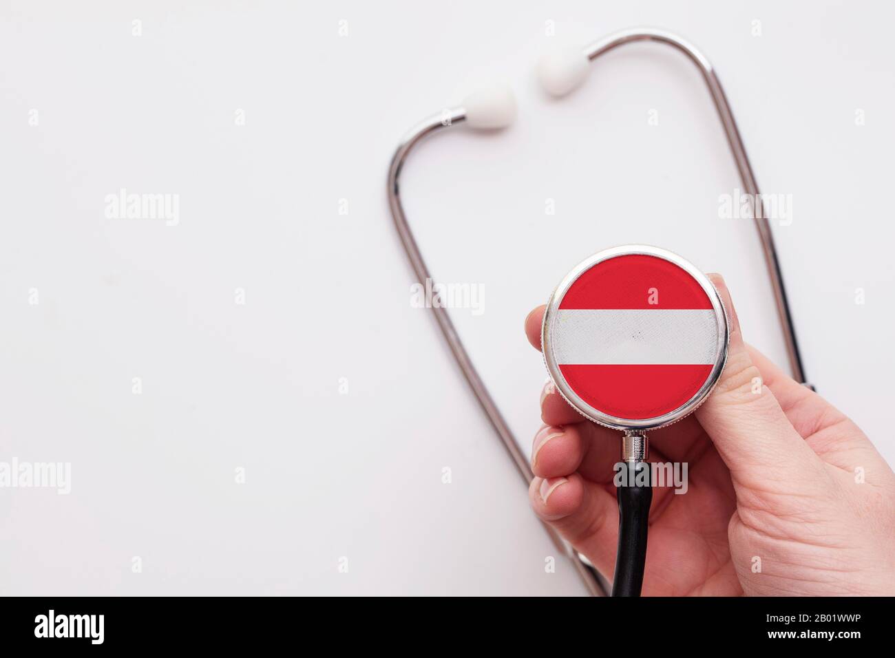 Austria concetto di assistenza sanitaria. Medico che detiene uno stetoscopio medico. Foto Stock