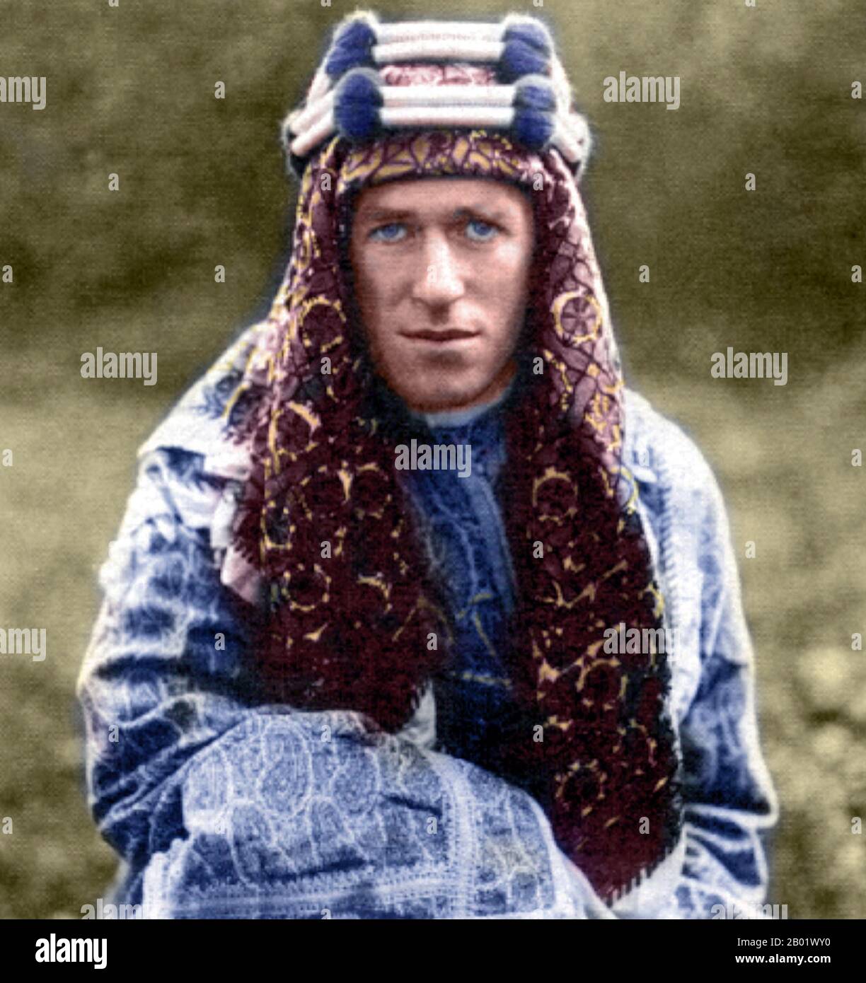 Inghilterra: T. E. Lawrence (16 agosto 1888 - 19 maggio 1935), meglio conosciuto come "Lawrence d'Arabia", circa 1920 Il tenente colonnello Thomas Edward Lawrence, CB, DSO, noto professionalmente come T. E. Lawrence, era un ufficiale dell'esercito britannico noto soprattutto per il suo ruolo di collegamento durante la rivolta araba contro il dominio turco ottomano del 1916-1918. La straordinaria ampiezza e varietà delle sue attività e associazioni, e la sua capacità di descriverle vividamente per iscritto, gli valsero la fama internazionale come "Lawrence d'Arabia". Foto Stock