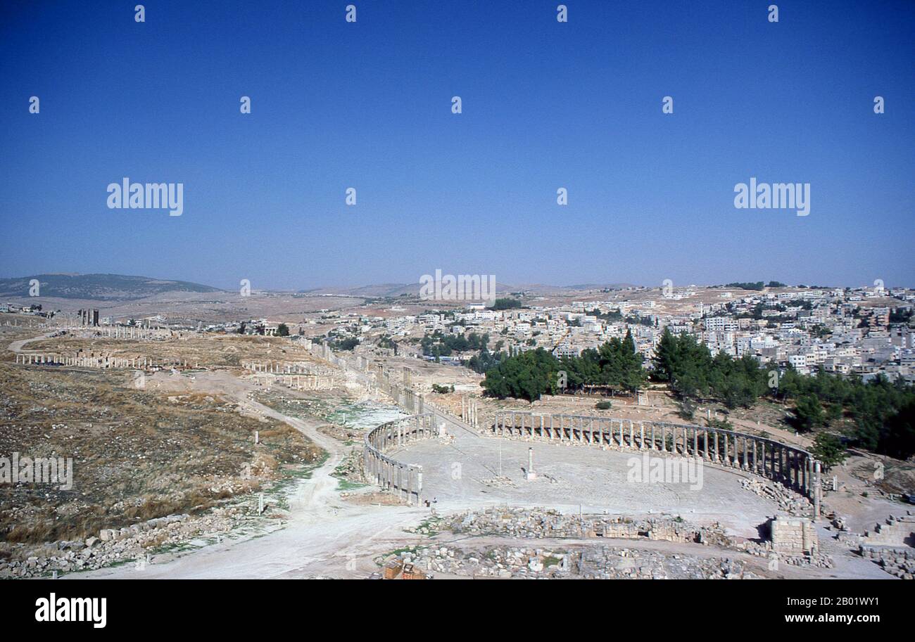 Giordania: Il foro ovale e il Cardo massimo nell'antica città greco-romana di Jerash. Jerash è il sito delle rovine della città greco-romana di Gerasa, chiamata anche Antiochia sul fiume d'oro. Jerash è considerata una delle città romane più importanti e meglio conservate del vicino Oriente. Era una città della Decapolis. Recenti scavi mostrano che Jerash era già abitata durante l'età del bronzo (3200-1200 a.C.). Dopo la conquista romana nel 63 a.C. Jerash e le terre circostanti furono annesse dalla provincia romana della Siria, e in seguito si unirono alle città della Decapoli. Foto Stock