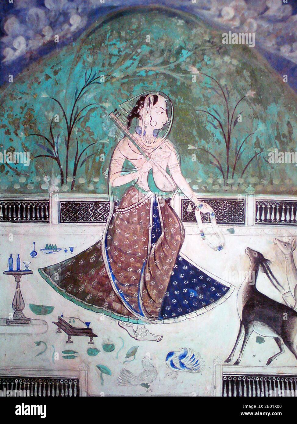 India: Un murale di una donna che pinna per il suo amante assente, con solo uccelli e animali per mantenere la sua compagnia. Bundi, Rajasthan, XIX secolo. Bundi è una città e un comune di 93.258 abitanti (2011) nella regione di Hadoti nello stato del Rajasthan nel nord-ovest dell'India. È di particolare interesse architettonico per le sue fortificazioni, i palazzi e i bacini dei gradini conosciuti come baoris. È la sede amministrativa del distretto di Bundi. Bundi Palace si trova sul fianco della collina adiacente al forte di Taragarh ed è notevole per i suoi sontuosi affreschi e murales tradizionali. Foto Stock