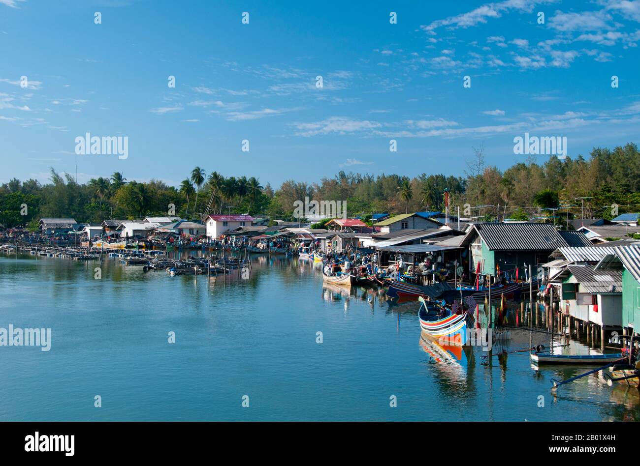 Thailandia: Villaggio di pescatori e allevamenti ittici, Narathiwat, Thailandia meridionale. Narathiwat è uno dei pochi punti in cui il mondo tailandese e quello malese si incontrano e si mescolano con quello dei cinesi d'oltremare. Ciò ha portato a un sistema sociale intrigante e complesso, in cui i buddisti di lingua thailandese controllano la burocrazia, i cinesi etnici gestiscono l'economia urbana e i musulmani di lingua malese coltivano la campagna e pescano i mari. Narathiwat è una cittadina tranquilla e appartata di circa 40.000 persone - una delle più piccole capitali provinciali della Thailandia - con un carattere tutto suo. Foto Stock