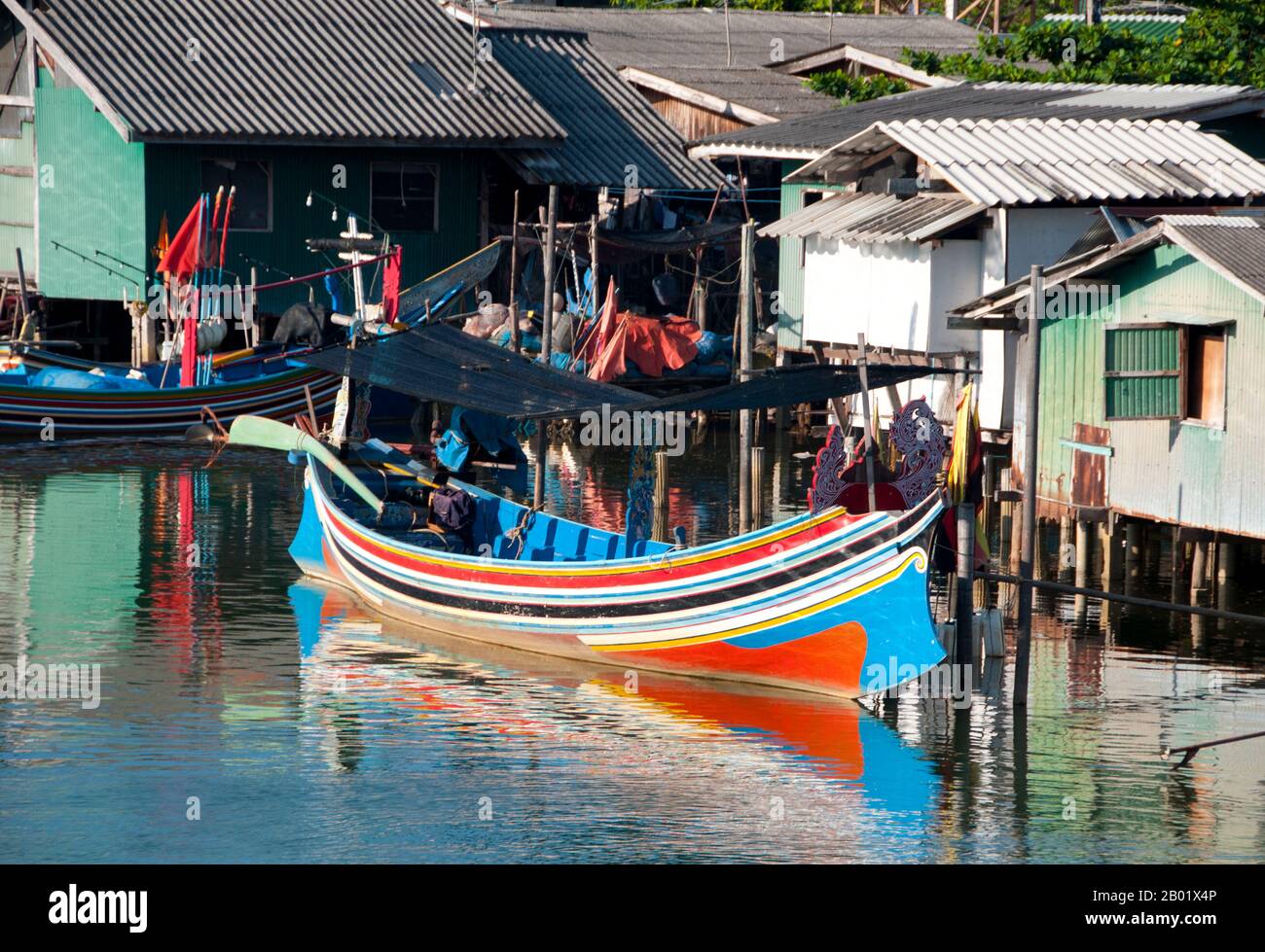 Thailandia: Villaggio di pescatori e barche, Narathiwat, Thailandia meridionale. Narathiwat è uno dei pochi punti in cui il mondo tailandese e quello malese si incontrano e si mescolano con quello dei cinesi d'oltremare. Ciò ha portato a un sistema sociale intrigante e complesso, in cui i buddisti di lingua thailandese controllano la burocrazia, i cinesi etnici gestiscono l'economia urbana e i musulmani di lingua malese coltivano la campagna e pescano i mari. Narathiwat è una cittadina tranquilla e appartata di circa 40.000 persone - una delle più piccole capitali provinciali della Thailandia - con un carattere tutto suo. Foto Stock