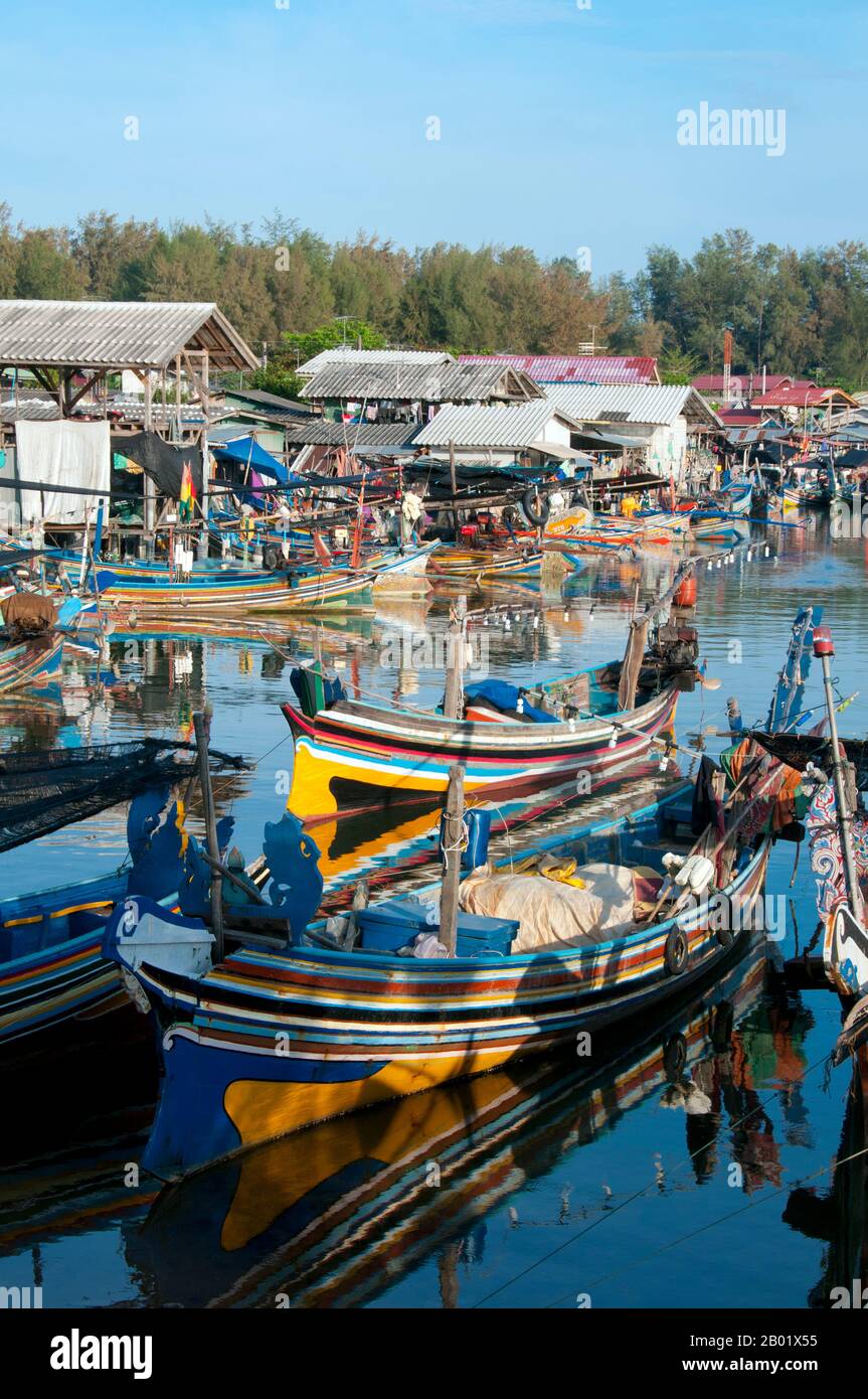 Thailandia: Villaggio di pescatori e barche, Narathiwat, Thailandia meridionale. Narathiwat è uno dei pochi punti in cui il mondo tailandese e quello malese si incontrano e si mescolano con quello dei cinesi d'oltremare. Ciò ha portato a un sistema sociale intrigante e complesso, in cui i buddisti di lingua thailandese controllano la burocrazia, i cinesi etnici gestiscono l'economia urbana e i musulmani di lingua malese coltivano la campagna e pescano i mari. Narathiwat è una cittadina tranquilla e appartata di circa 40.000 persone - una delle più piccole capitali provinciali della Thailandia - con un carattere tutto suo. Foto Stock