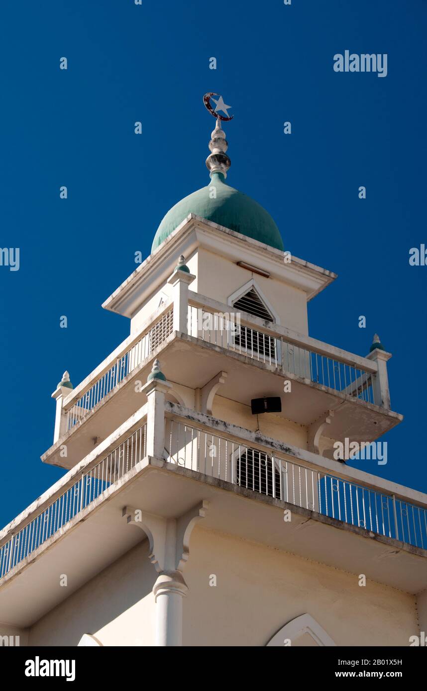 Thailandia: Moschea Ban Haw, Chiang mai, Thailandia settentrionale. A Chiang mai, la più antica e meglio affermata comunità yunnanese è sicuramente Ban Haw. Qui, in un'area centrata intorno a Charoenprathet Soi 6 e al mercato di Anusarn, si possono trovare numerose famiglie "Chin-Haw", sia musulmane che buddiste. Come regola generale, gli yunnanesi musulmani vivono principalmente a nord, raggruppati intorno alla grande moschea Ban Haw. Al contrario, gli yunnanesi non musulmani tendono a vivere più a sud, intorno al mercato di Anusarn. I non musulmani sono arrivi più recenti. Foto Stock