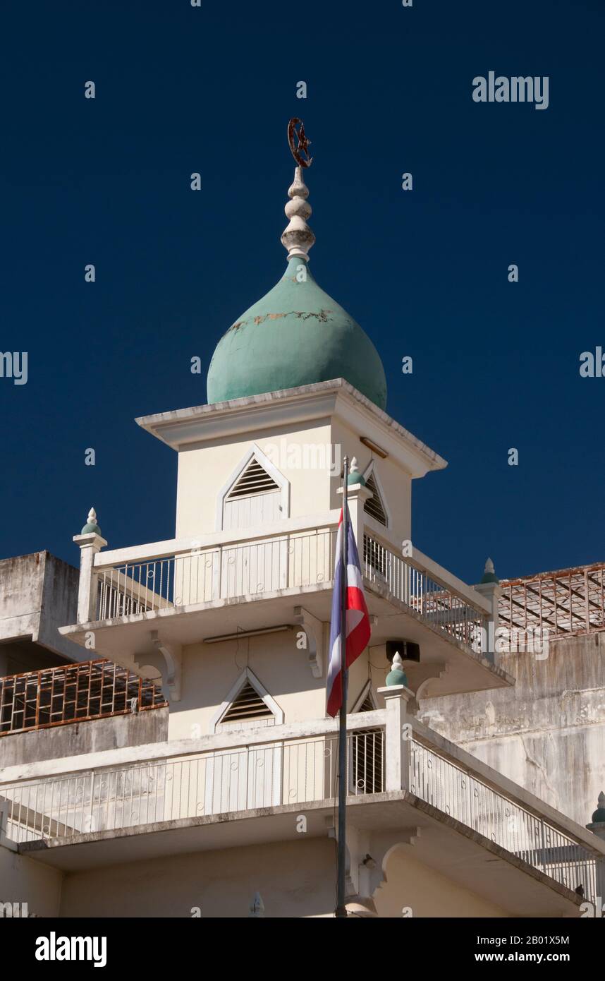 Thailandia: Moschea Ban Haw, Chiang mai, Thailandia settentrionale. A Chiang mai, la più antica e meglio affermata comunità yunnanese è sicuramente Ban Haw. Qui, in un'area centrata intorno a Charoenprathet Soi 6 e al mercato di Anusarn, si possono trovare numerose famiglie "Chin-Haw", sia musulmane che buddiste. Come regola generale, gli yunnanesi musulmani vivono principalmente a nord, raggruppati intorno alla grande moschea Ban Haw. Al contrario, gli yunnanesi non musulmani tendono a vivere più a sud, intorno al mercato di Anusarn. I non musulmani sono arrivi più recenti. Foto Stock