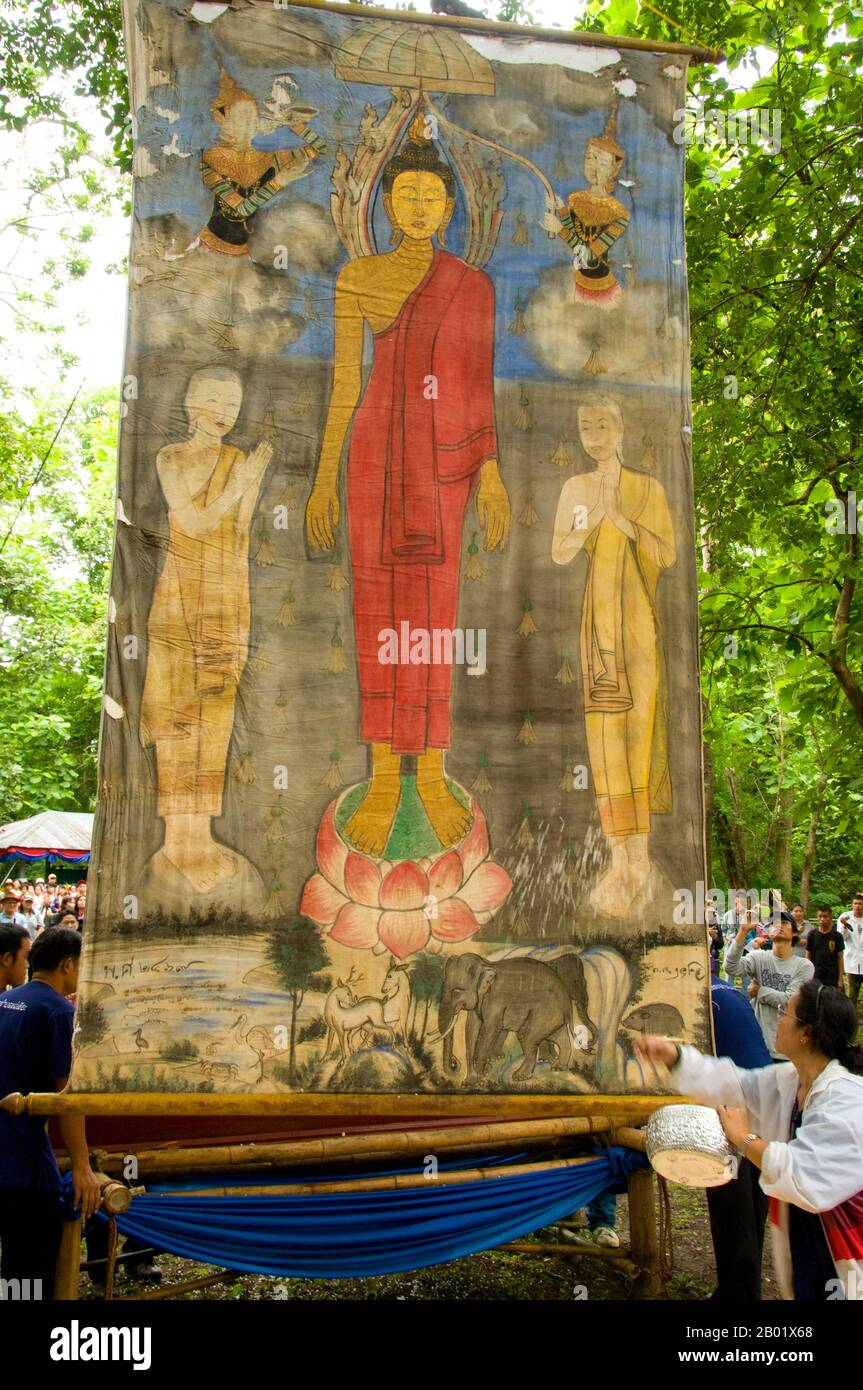 Thailandia: The Phra Bot (il Buddha banner), PU SAE, Ya SAE Festival, Tambon Mae Hia, Chiang mai, nord della Thailandia. Ogni fine maggio o giugno, vicino all'inizio della stagione delle piogge, due rituali poco conosciuti ma arcaici si svolgono nei dintorni di Chiang mai, nel nord della Thailandia. Queste sono le relative cerimonie PU SAE e Ya SAE, che si ritiene siano antecedenti all'introduzione del buddhismo nella Thailandia settentrionale. Le tradizioni che racchiudono in modo simile antecedono agli insediamenti thailandesi e anche Mon nell'area, e sono associate ai Lawa. Foto Stock