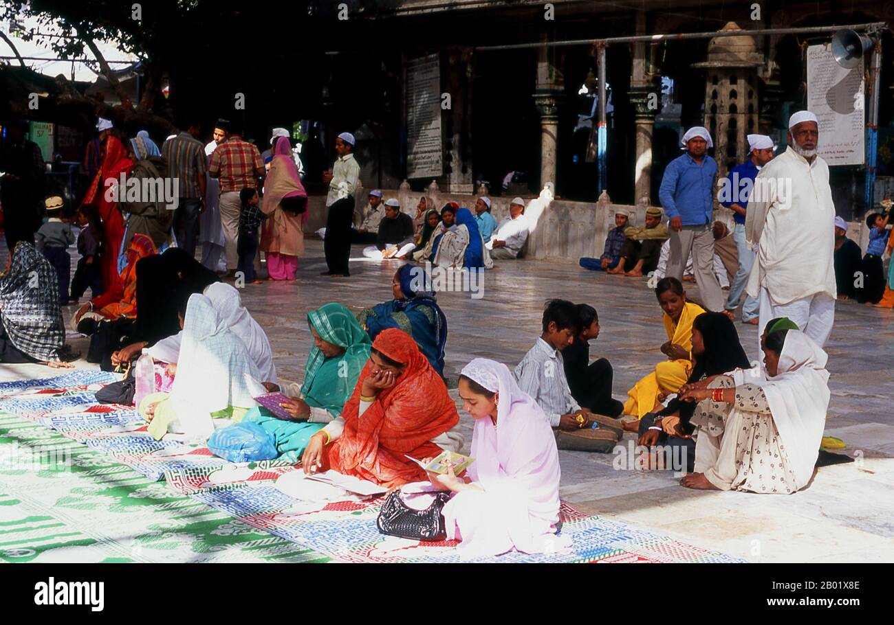 India: Pellegrini al Dargah Sharif di san Sufi Moinuddin Chishti, Ajmer, Rajasthan. Sultan-ul-Hind, Moinuddin Chishti (1141-1230), noto anche come Gharīb Nawāz ("benefattore dei poveri"), è stato il santo sufi più famoso dell'ordine Chishti del subcontinente indiano. Introdusse e stabilì l'ordine in Asia meridionale. Ajmer (sanscrito: Ajayameru) fu fondata alla fine del VII secolo d.C. da Dushyant Chauhan. La dinastia Chauhan governò Ajmer nonostante le ripetute invasioni da parte dei trafficanti turchi dall'Asia centrale attraverso il nord dell'India. Ajmer fu conquistata da Maometto di Ghor nel 1193. Foto Stock