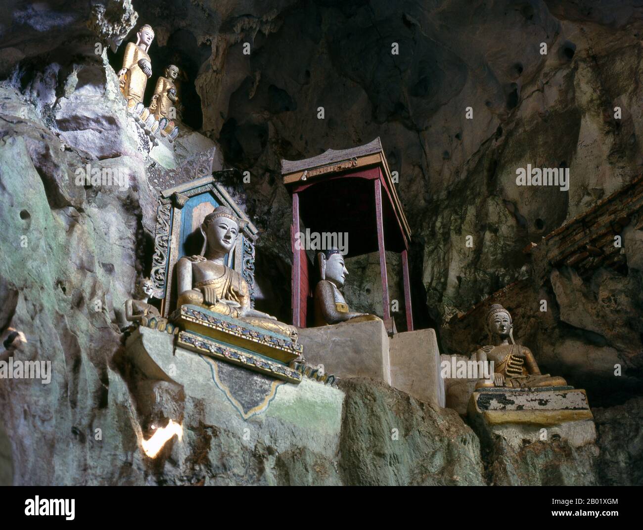 Thailandia: Immagini di Buddha massaggiate all'interno delle grotte di Doi Chiang Dao (montagna di Chiang Dao), Chiang Dao, Thailandia settentrionale. Situato a 70 chilometri a nord di Chiang mai (Thailandia settentrionale) sulla strada per Fang, Chiang Dao si trova al riparo sotto l'impressionante mole di Doi Chiang Dao, un massiccio affioramento di roccia che si innalza ripidamente sulla città fino a un'altezza di 2.175 metri. La vetta, la terza più alta della Thailandia, è di solito avvolta da nuvole ed è sede di numerosi villaggi delle tribù collinari, tra cui gli insediamenti di Lisu, Lahu e Karen. Foto Stock