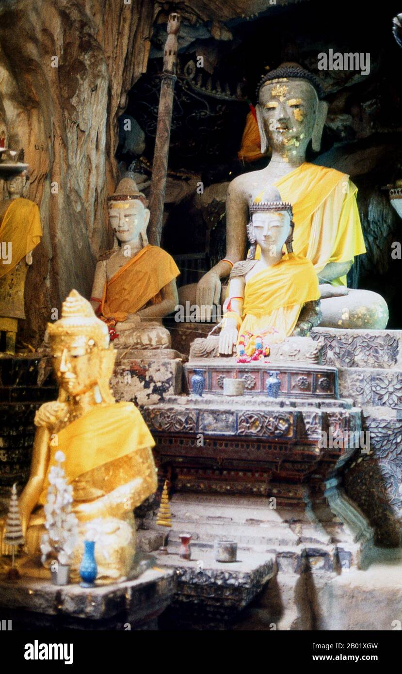 Thailandia: Immagini di Buddha massaggiate all'interno delle grotte di Doi Chiang Dao (montagna di Chiang Dao), Chiang Dao, Thailandia settentrionale. Situato a 70 chilometri a nord di Chiang mai (Thailandia settentrionale) sulla strada per Fang, Chiang Dao si trova al riparo sotto l'impressionante mole di Doi Chiang Dao, un massiccio affioramento di roccia che si innalza ripidamente sulla città fino a un'altezza di 2.175 metri. La vetta, la terza più alta della Thailandia, è di solito avvolta da nuvole ed è sede di numerosi villaggi delle tribù collinari, tra cui gli insediamenti di Lisu, Lahu e Karen. Foto Stock