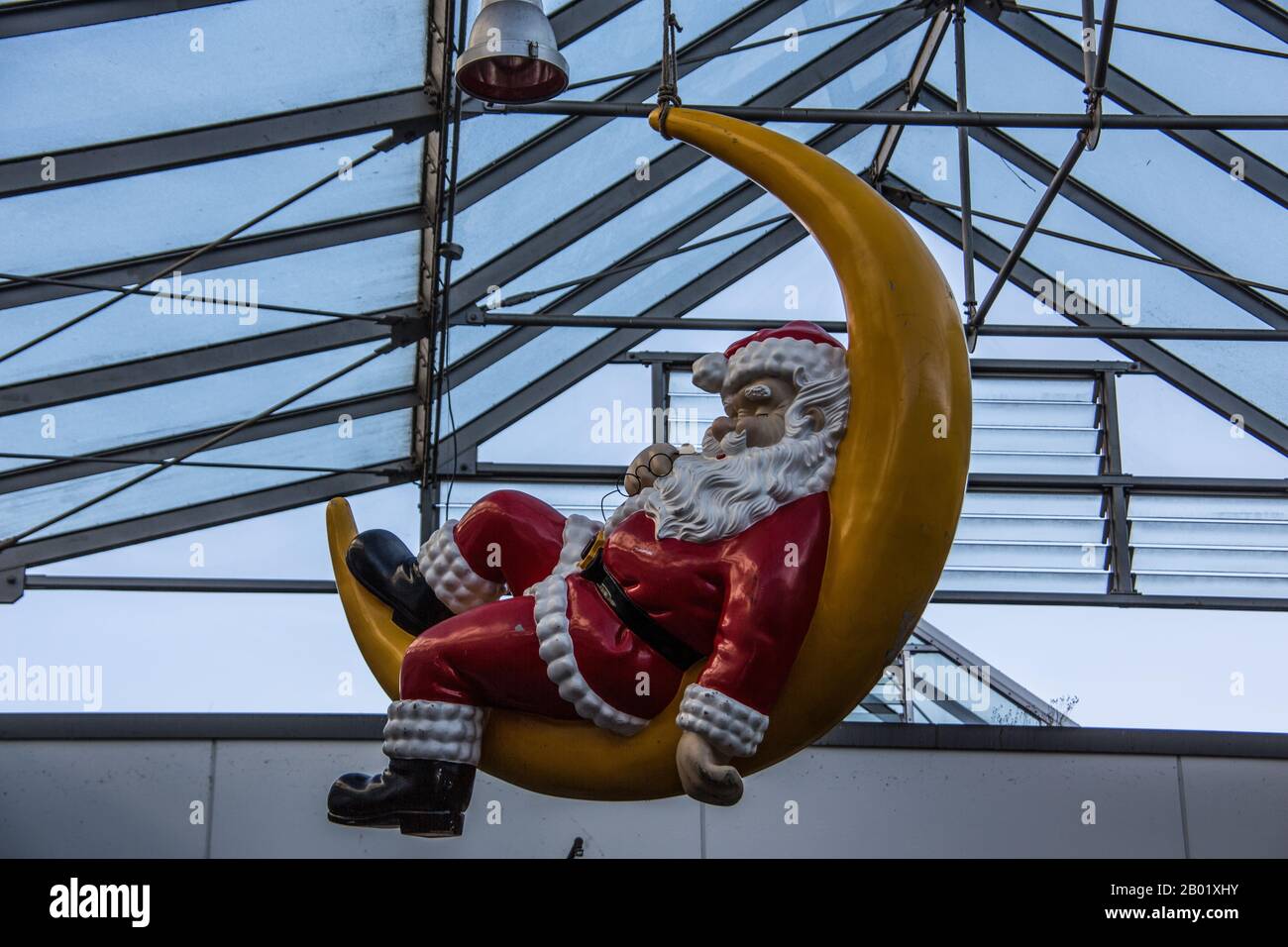 Babbo Natale con un cappotto rosso in aria Foto Stock