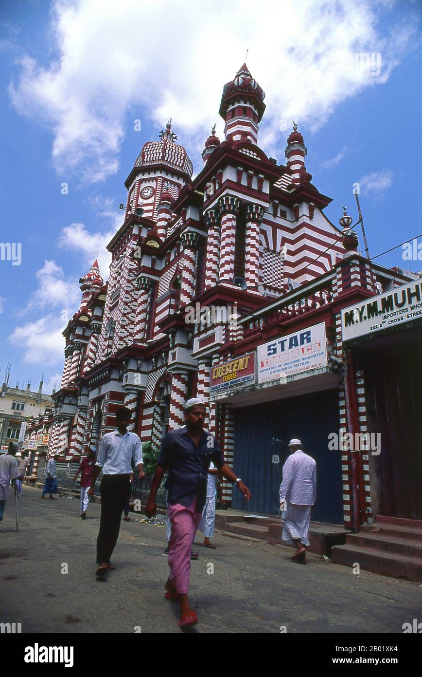 Sri Lanka: Moschea Jama-ul-Affar, Colombo. Ci sono stati musulmani in Sri Lanka da oltre mille anni. Il commercio di dhow ha attraversato le acque tra il Medio Oriente e l'isola nota ai marinai arabi - come Sinbad - come Serendib anche in epoca pre-islamica. I primi mercanti e marinai musulmani potrebbero essere sbarcati sulle sue coste durante la vita di Maometto. Nel X secolo questa comunità prevalentemente araba era diventata abbastanza influente da controllare il commercio dei porti sud-occidentali, mentre i re singalesi generalmente impiegavano ministri musulmani per dirigere gli affari commerciali dello stato. Foto Stock