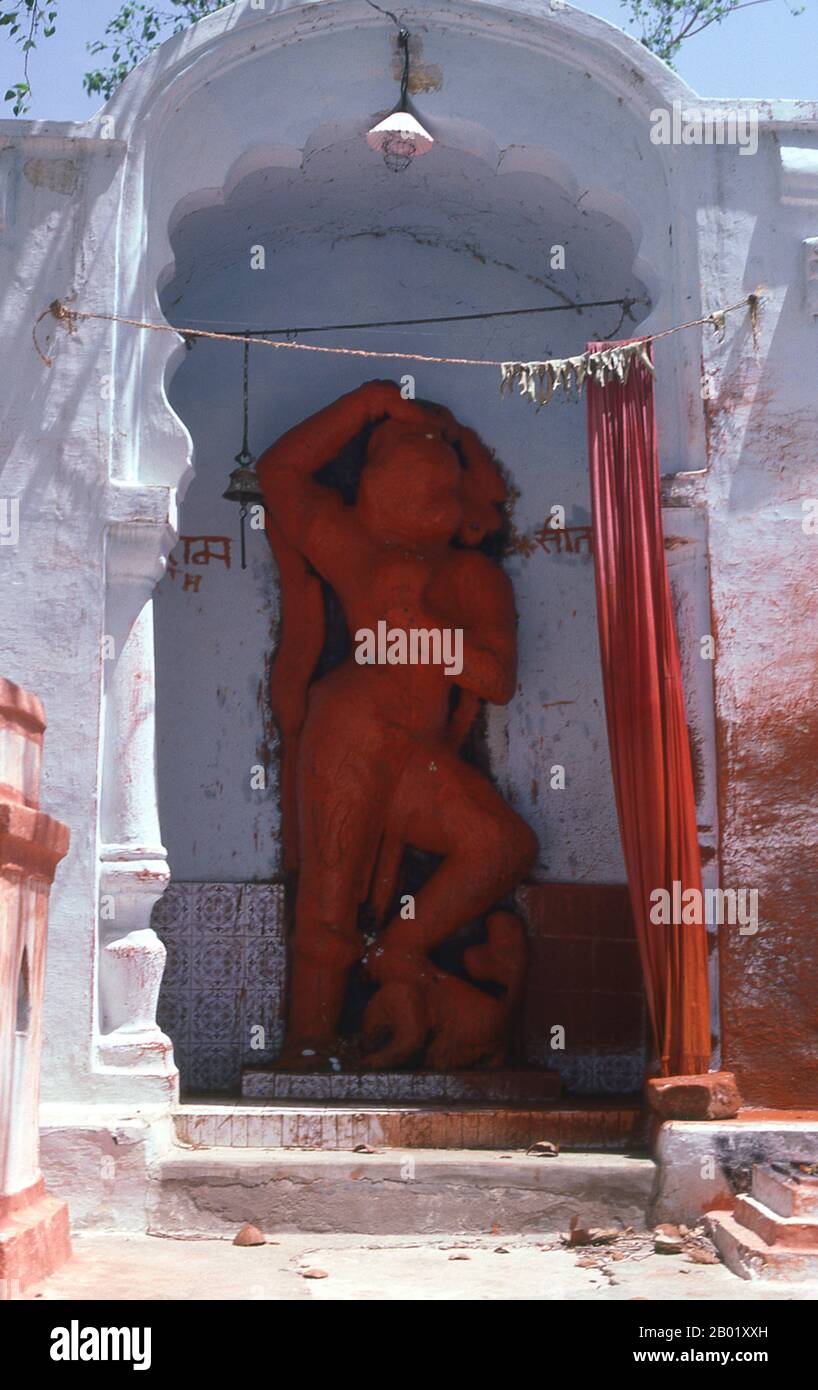 India: Una rappresentazione relativamente moderna di Hanuman, il dio delle scimmie, in un santuario nel vecchio villaggio di Khajuraho, Khajuraho, stato del Madhya Pradesh. Durante il X e l'XI secolo, i re Chandella dell'India centrale, le eredi di un potente clan Rajput che rivendicava la luna come loro antenato diretto, costruirono un totale di 85 templi per la gloria di Dio, la creazione e il pantheon indù. I Chandellas erano devoti indù. Eclissati dalla conquista moghul, dall'ascesa di dinastie rivali e dal passare del tempo, i templi languirono sotto il sole duro e le piogge monsoniche dell'India centrale. Foto Stock