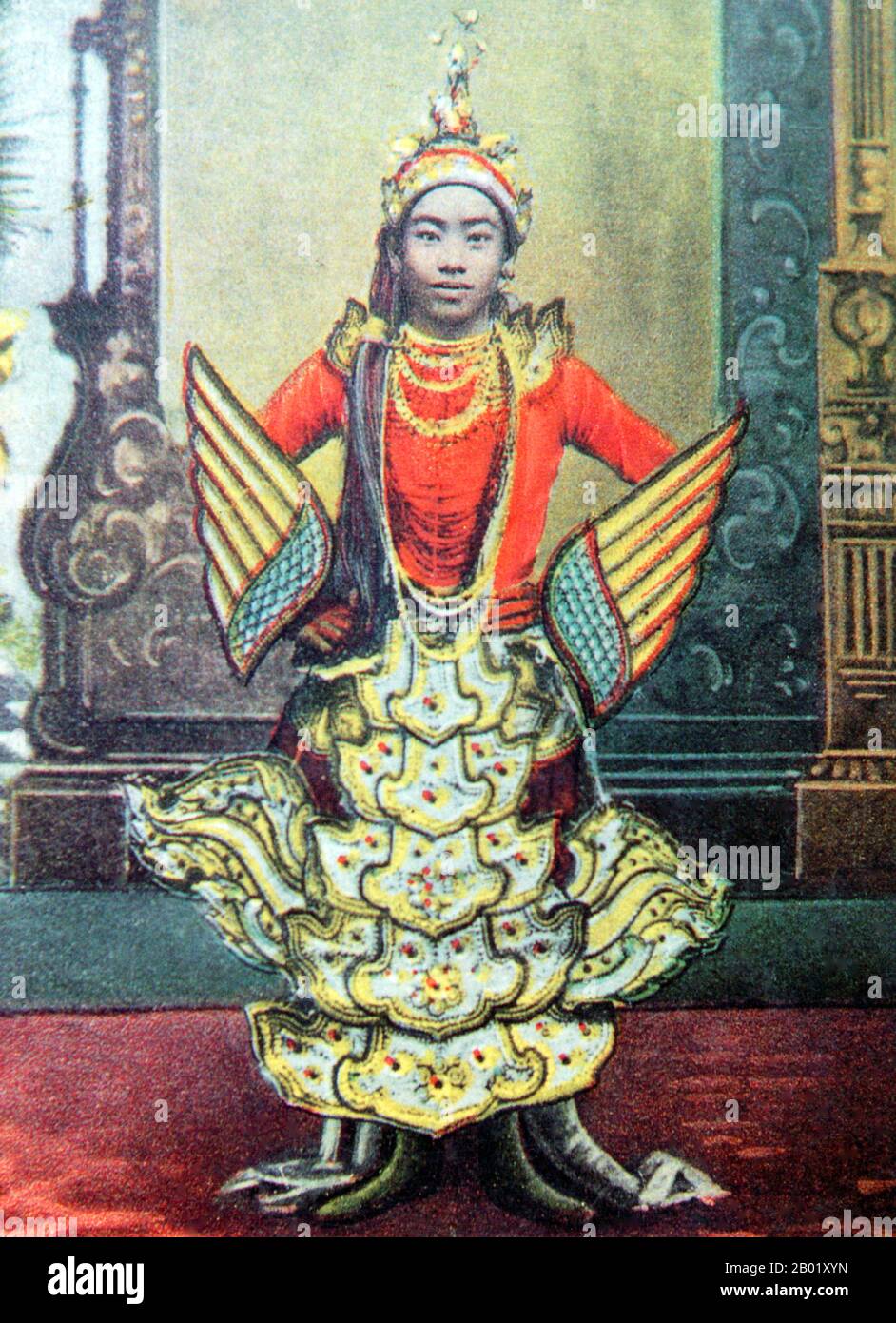 Birmania/Myanmar: Aung Bala, una celebre ballerina birmana e sosia femminile, interpreta il ruolo di Dway mai Naw, la principessa Kinnari. Cartolina, c. 1915. La danza in Birmania può essere divisa in danze drammatiche, folkloristiche e di villaggio, e danze nat, ognuna con caratteristiche distinte. Sebbene la danza birmana sia stata influenzata dalle tradizioni di danza dei suoi vicini, in particolare la Thailandia, conserva qualità uniche che la distinguono dagli altri stili regionali, tra cui movimenti angolari, veloci ed energici e l'enfasi sulla posa, non sul movimento. Foto Stock