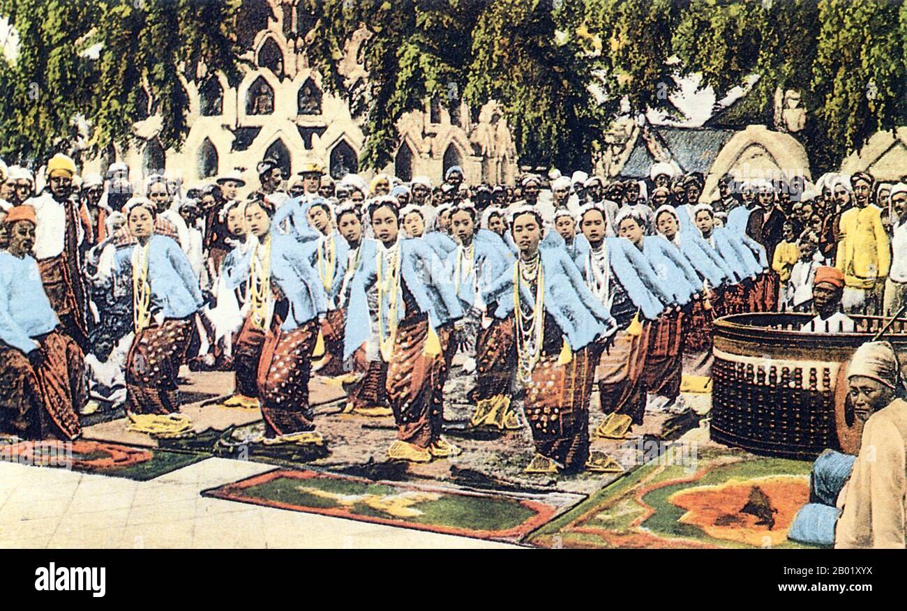 Birmania/Myanmar: Danza yein o coro di un gruppo di giovani donne in un festival buddista degli anni '1890 La danza in Birmania può essere divisa in danze drammatiche, folkloristiche e di villaggio, e danze nat, ognuna con caratteristiche distinte. Sebbene la danza birmana sia stata influenzata dalle tradizioni di danza dei suoi vicini, in particolare la Thailandia, conserva qualità uniche che la distinguono dagli altri stili regionali, tra cui movimenti angolari, veloci ed energici e l'enfasi sulla posa, non sul movimento. Vari tipi di musica birmana utilizzano una serie di strumenti musicali tradizionali, assemblati in un'orchestra. Foto Stock